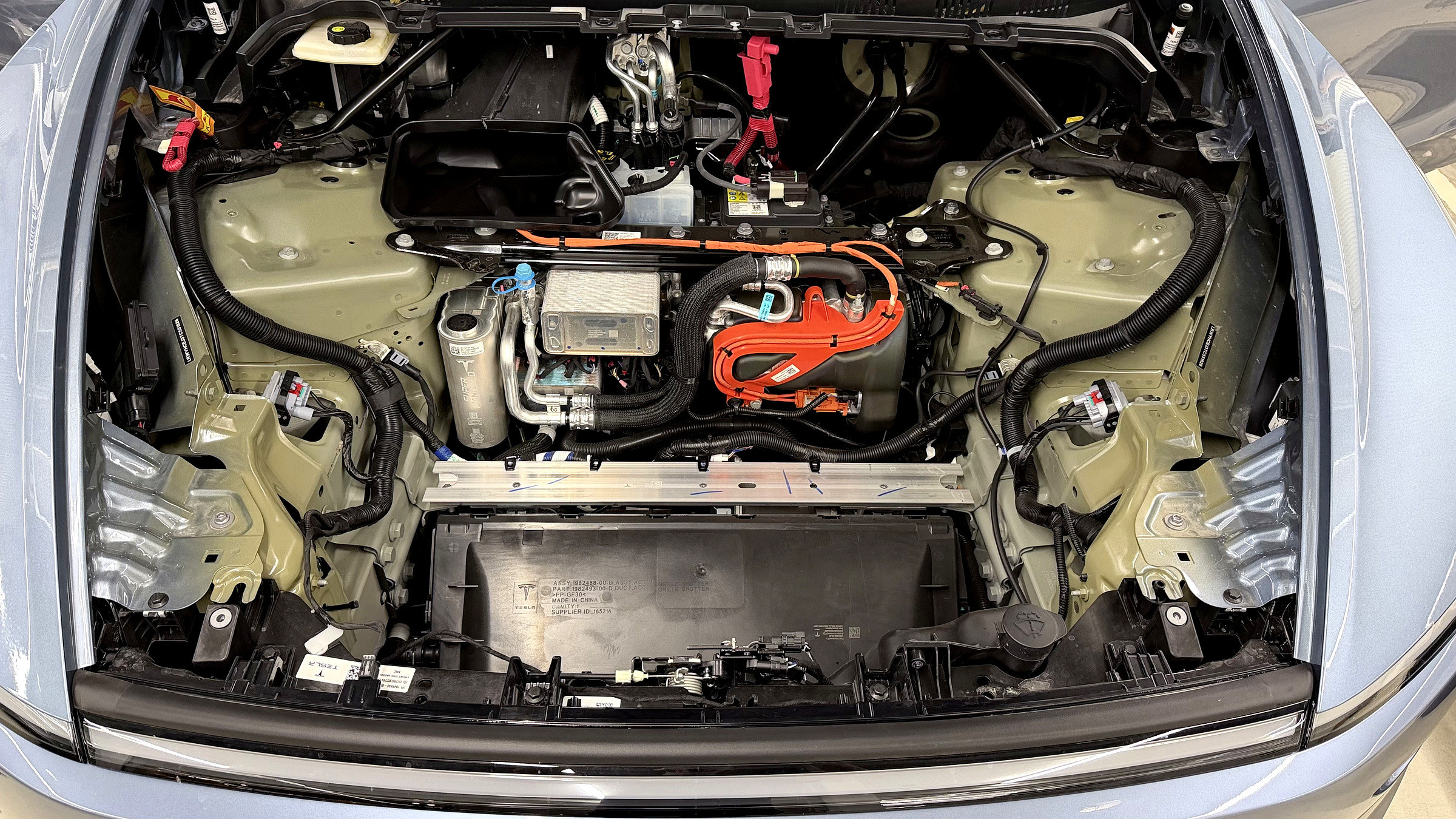 ห้องเก็บของหน้า Tesla หลังติดตั้ง Auto Frunk เสร็จ มองไม่เห็นสายไฟที่เพิ่มเข้าไปแม้แต่เส้นเดียว