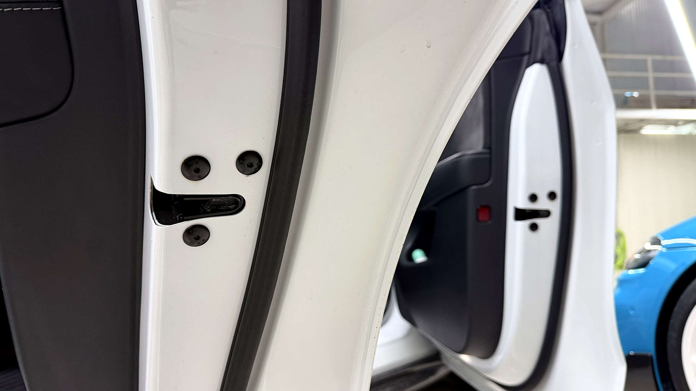 ชุดประตูดูด Soft Close Tesla ยึดกับรูน๊อตเดิมของรถ ไม่เจาะเพิ่ม ไม่ดัดแปลงตัวถัง