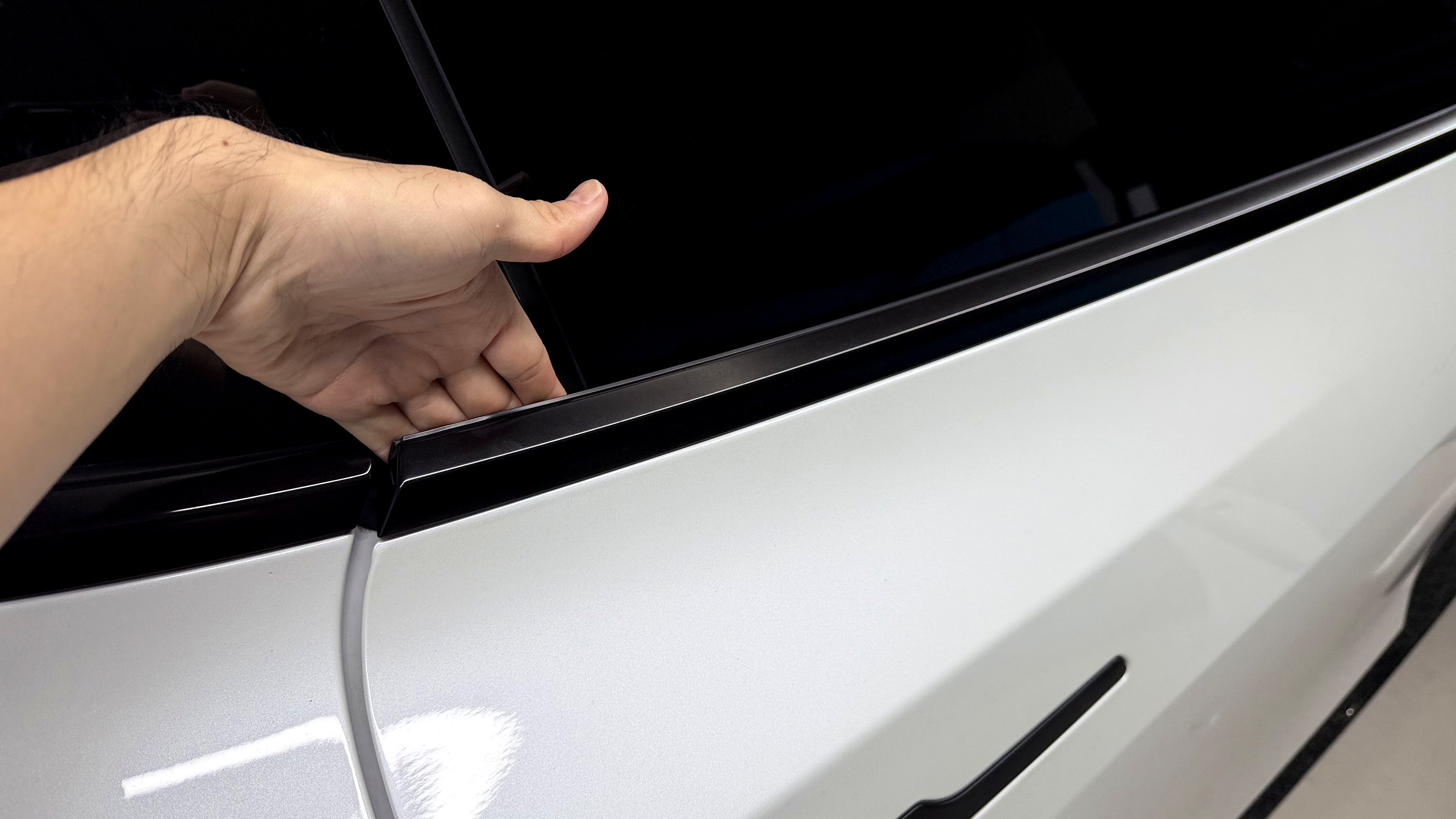 ทดสอบระบบกันหนีบของประตูดูด Soft Close Tesla เอามือขวางตอนประตูกำลังดูด ระบบหยุดและปล่อยกลับ