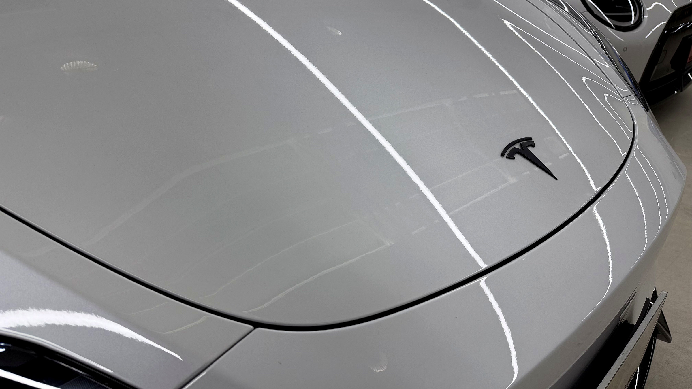 ฝาหน้าไฟฟ้า Power Frunk Tesla ปิดลงสนิท แนวเสมอกับตัวรถทั้งสองข้าง หลังตั้งระยะที่ G-FORCE