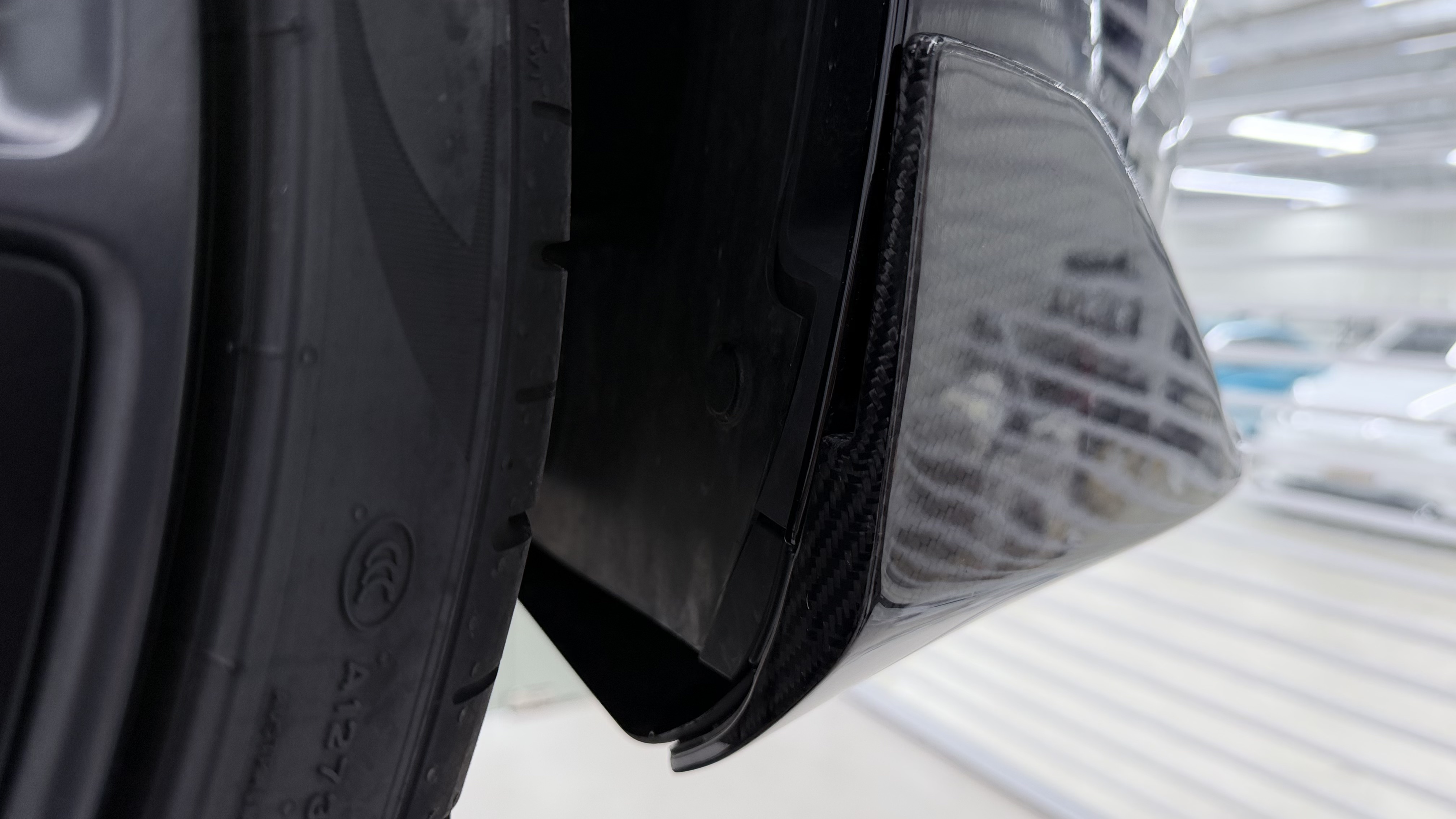 ลิ้นหน้า ADRO Tesla Model 3 — ขอบชิ้นงานเข้ามุมสวย fitment 100%