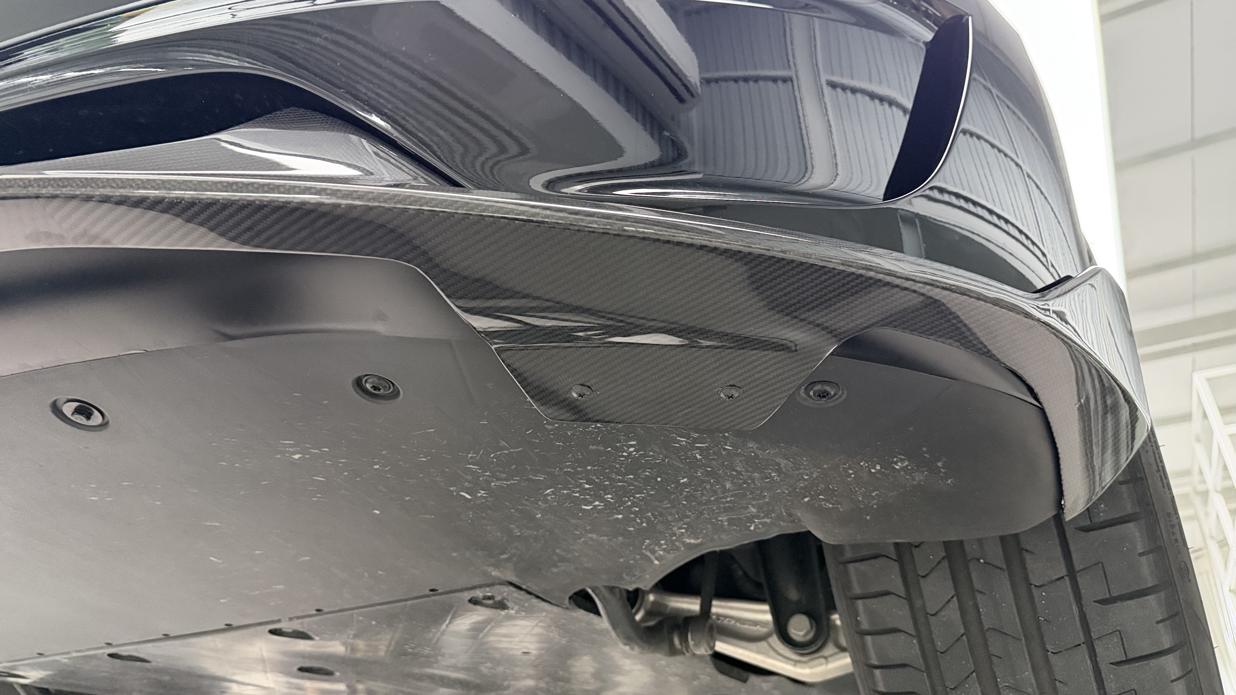 งานติดตั้งลิ้นหน้า ADRO Carbon Tesla Model 3 Performance