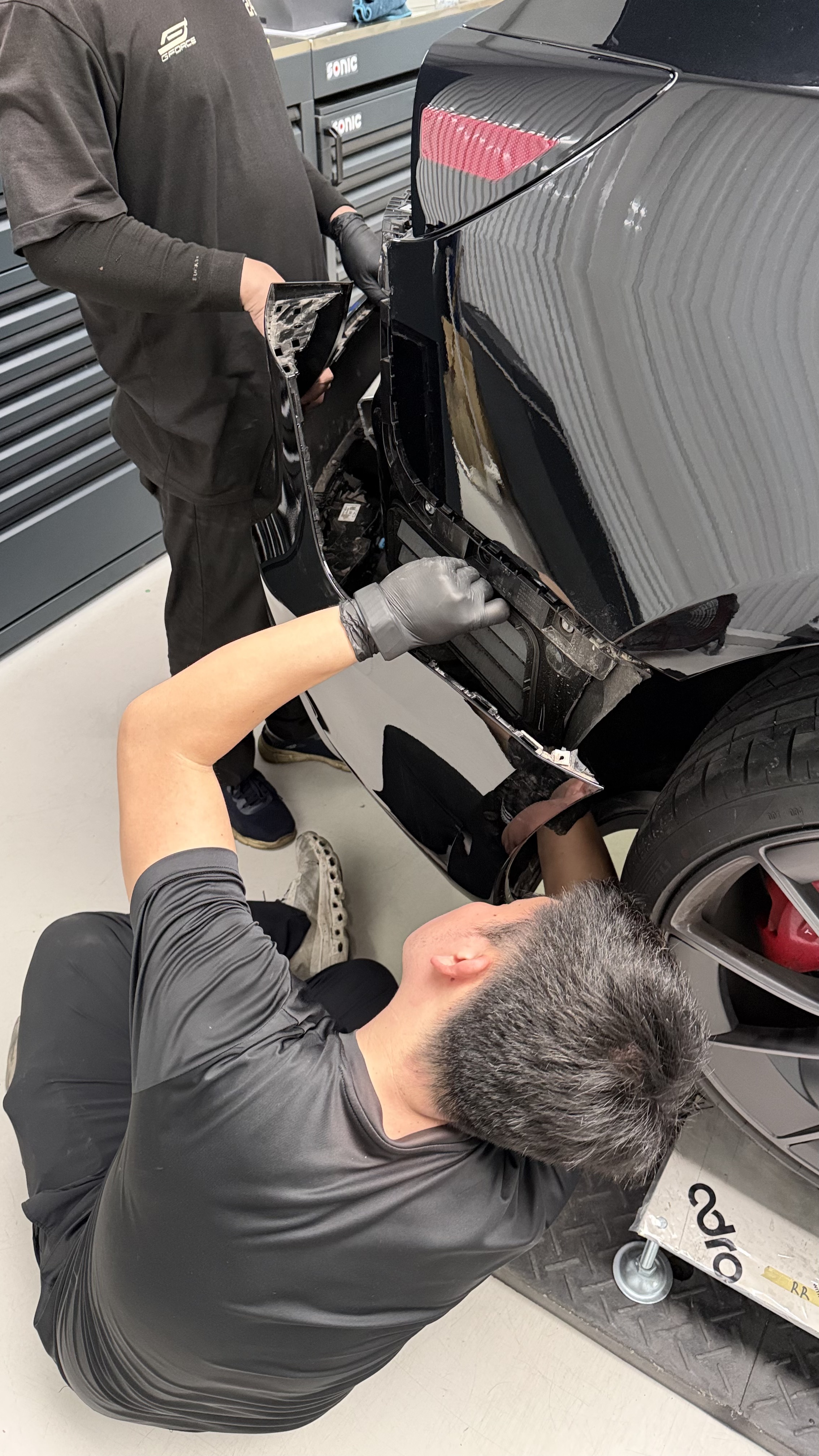 ถอดกันชนหลัง Tesla Model 3 Performance ก่อนติดตั้งดิฟฟิวเซอร์ ADRO