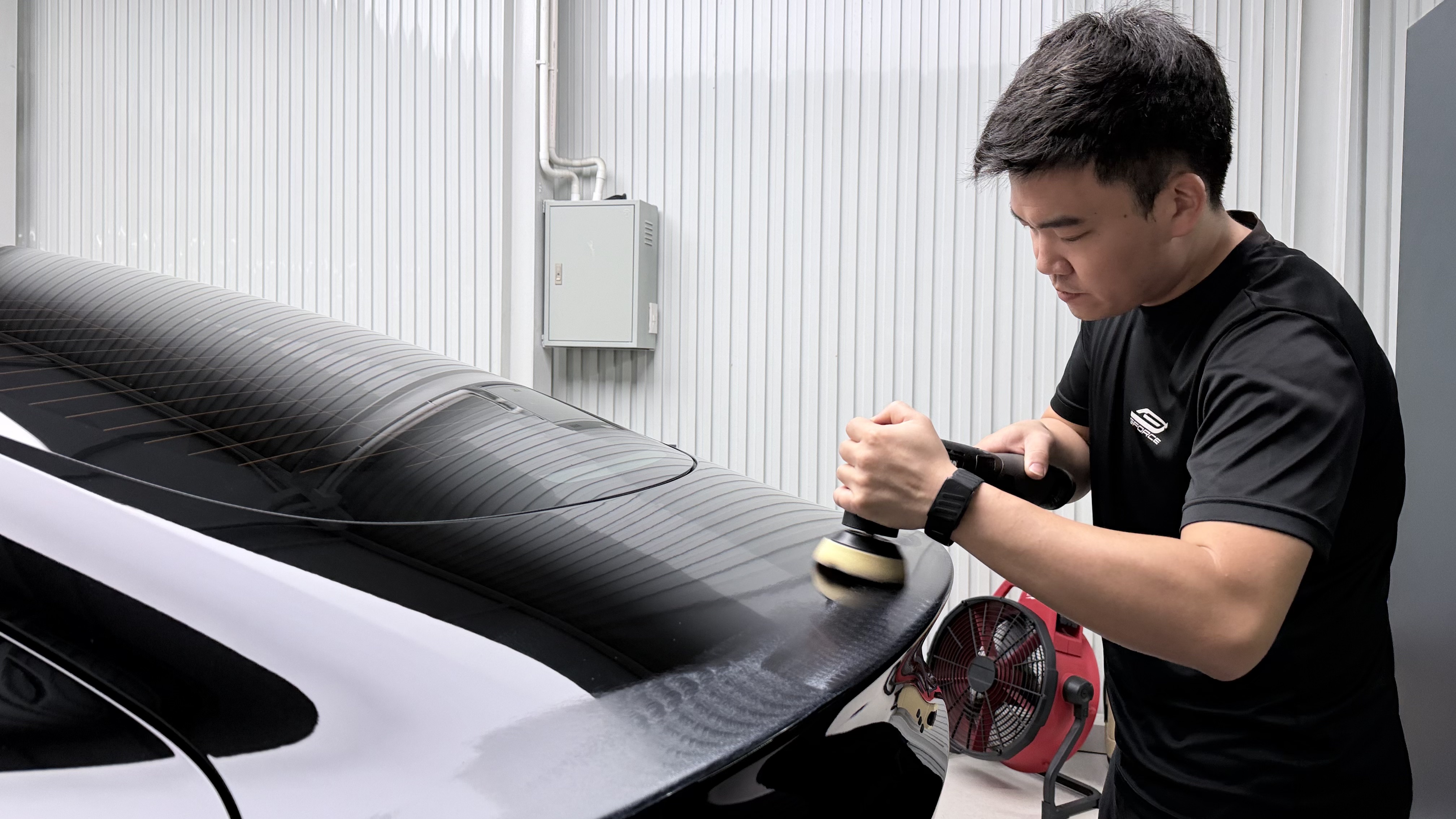 ขัดคราบกาวจากสปอยเลอร์เดิม Tesla Model 3