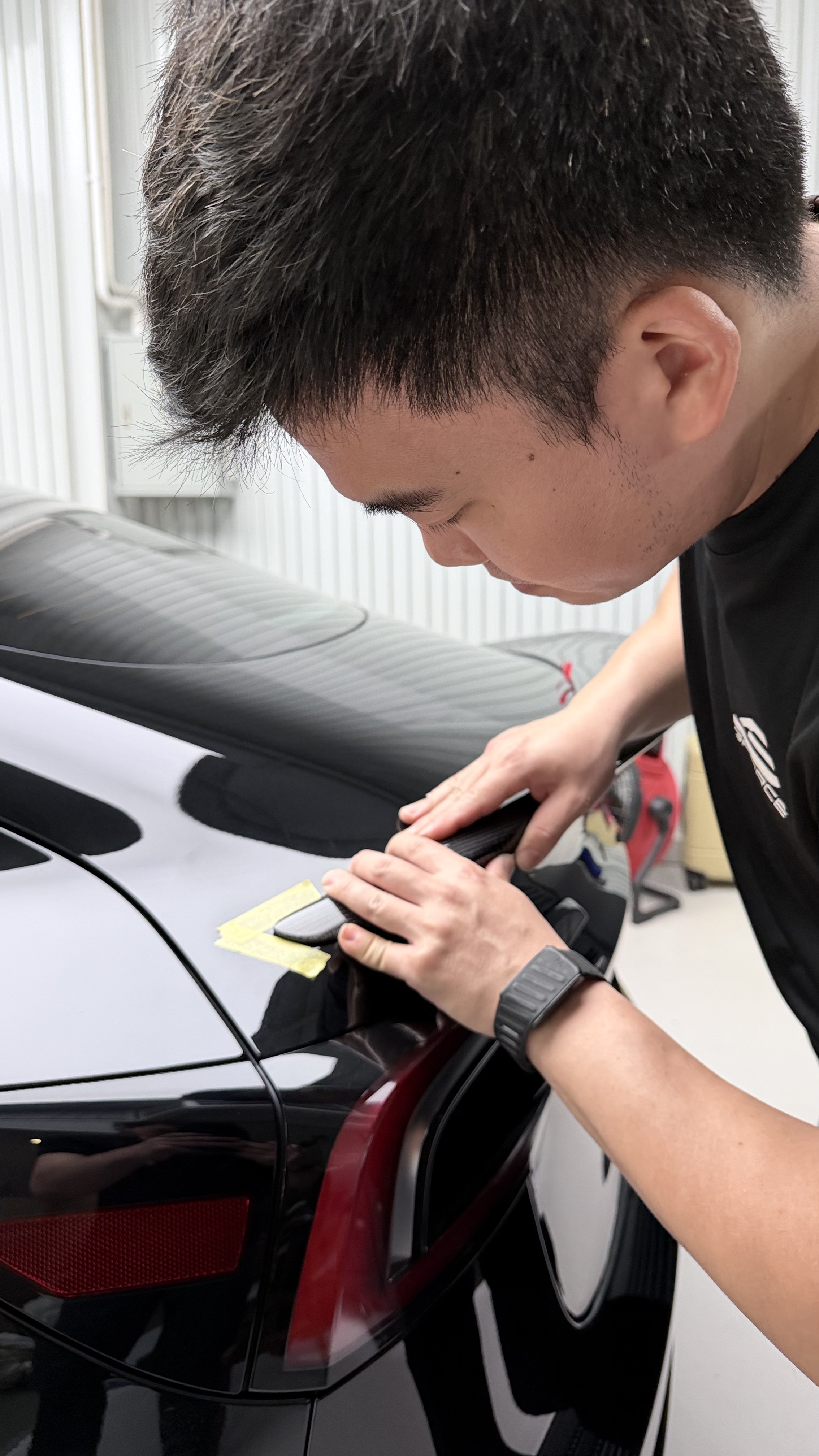 ติดตั้งสปอยเลอร์ ADRO Tesla Model 3 — ตรงตำแหน่งเทป