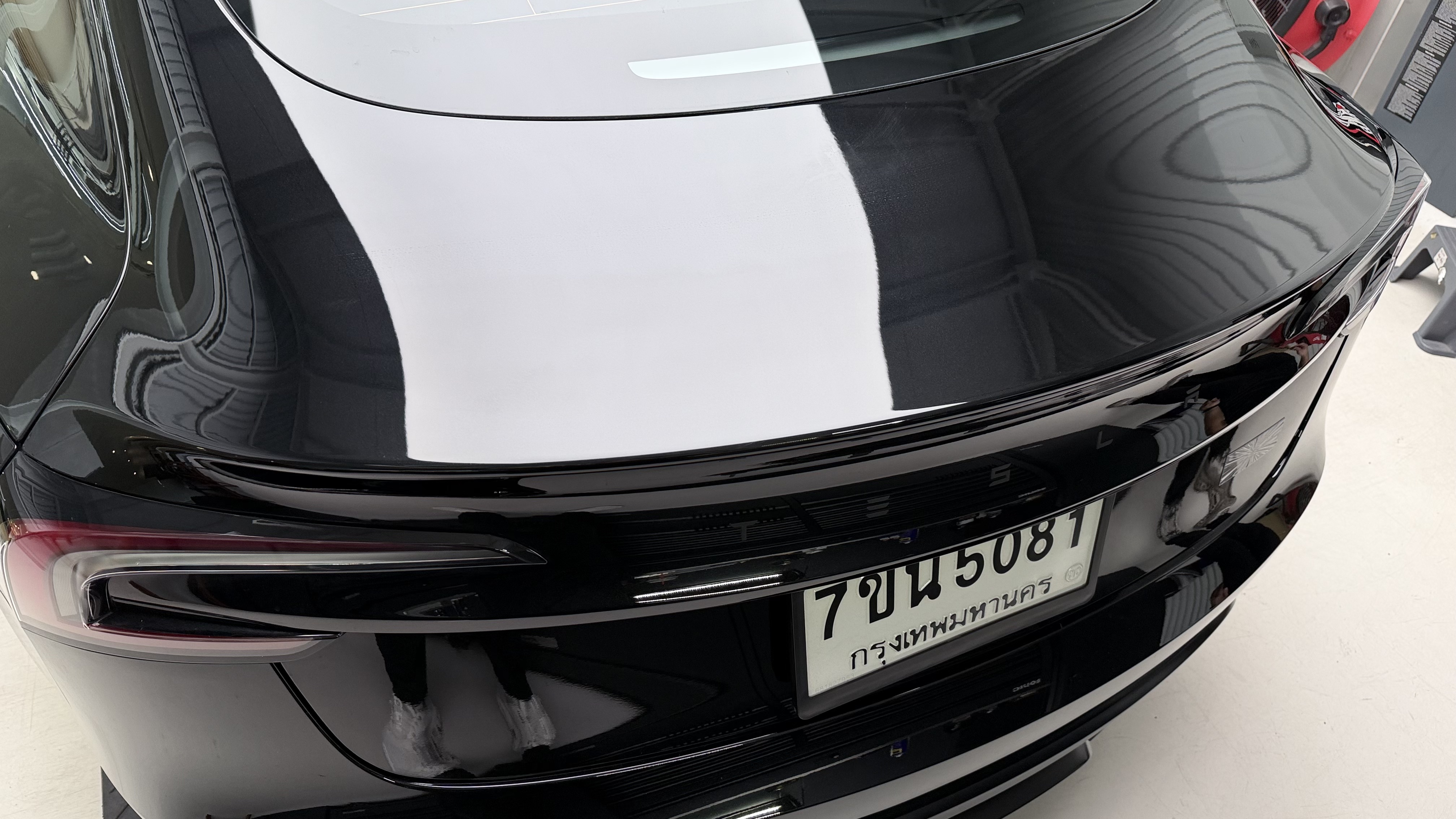 ทำความสะอาดก่อนติดสปอยเลอร์ ADRO Tesla Model 3