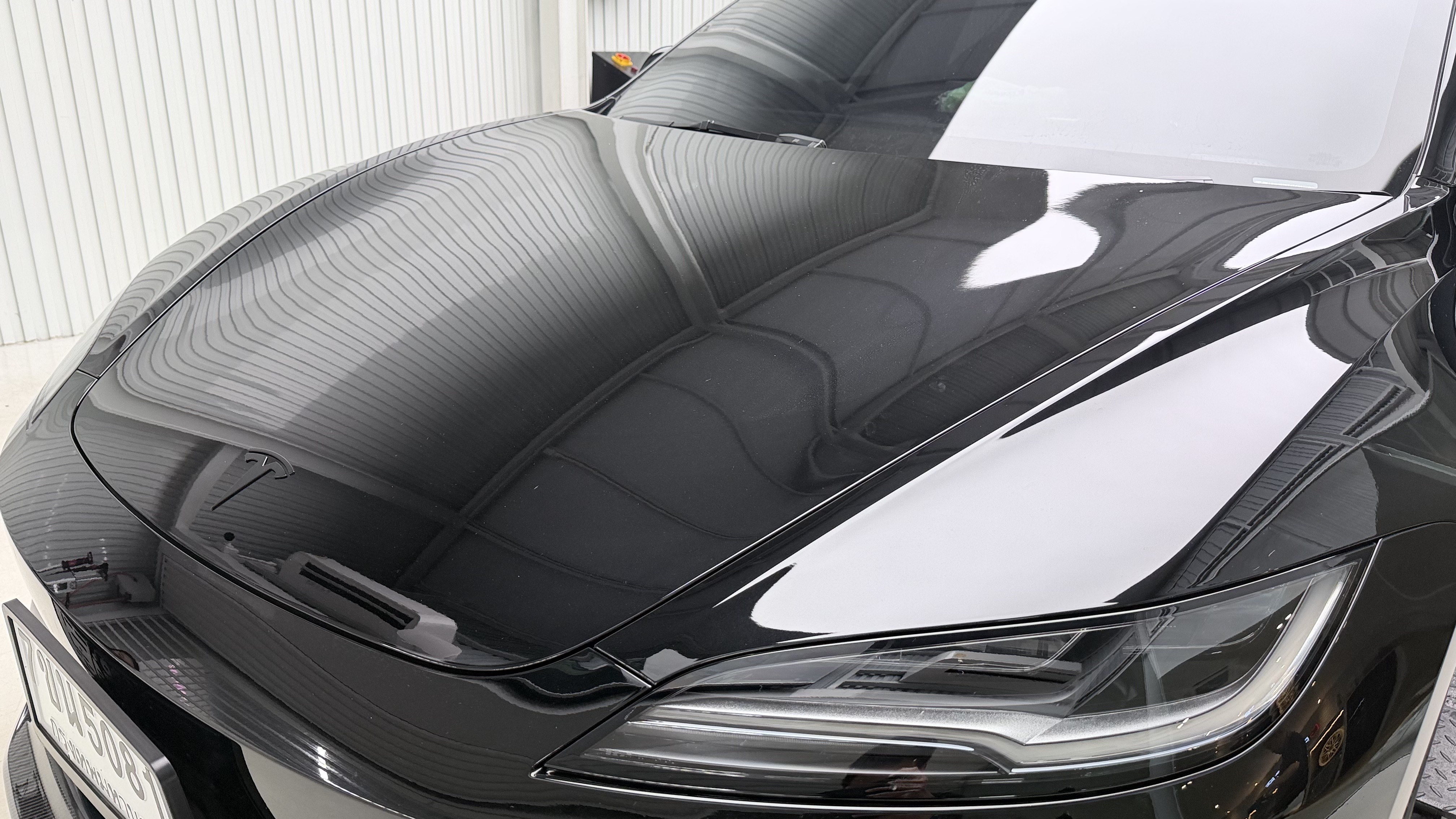 ฝากระโปรงหน้าไฟฟ้า Tesla Model 3 — ช่องไฟสวยงาม