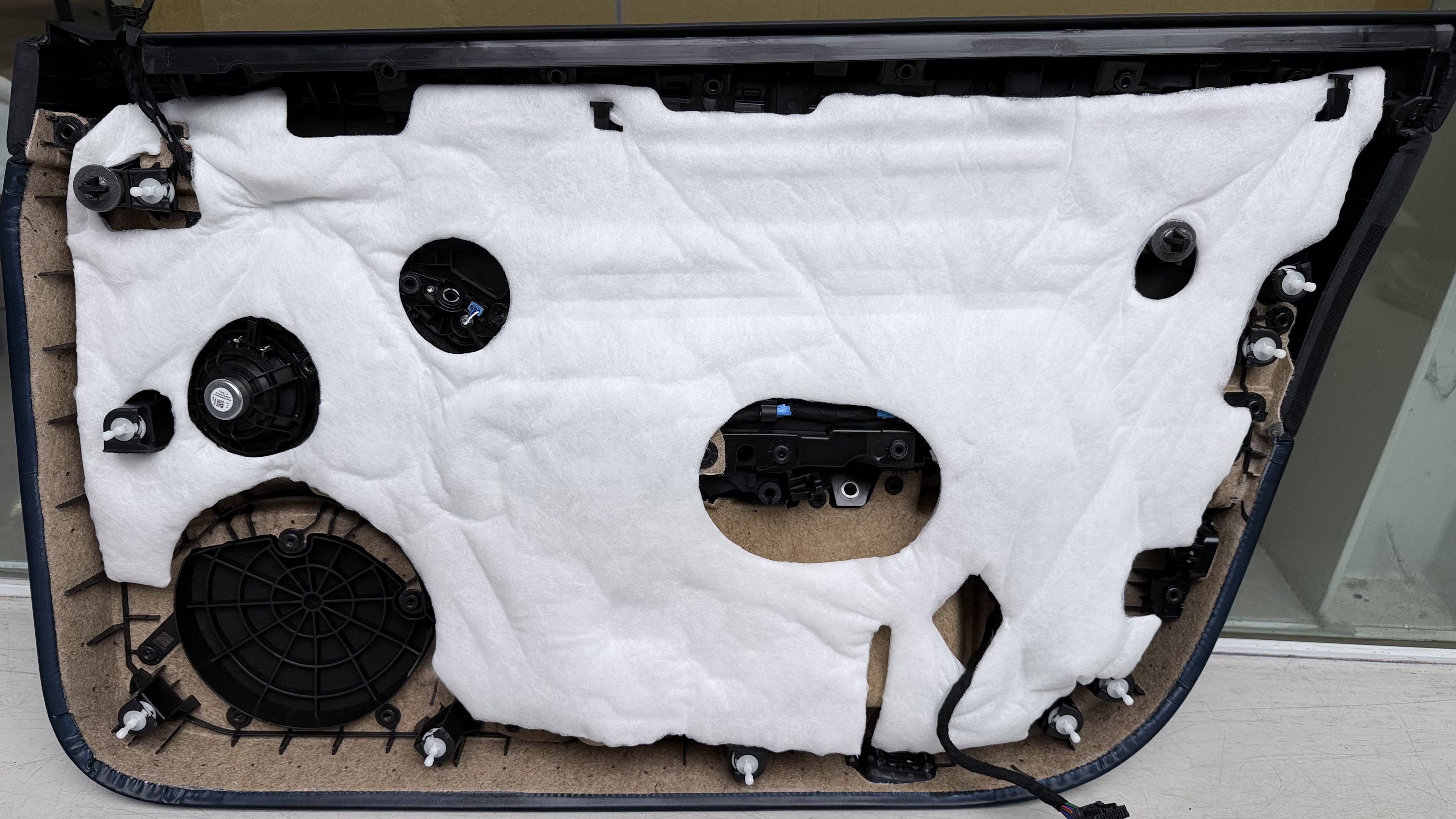 รื้อแผงประตู Tesla Model 3 ติดตั้ง Soft Close Doors