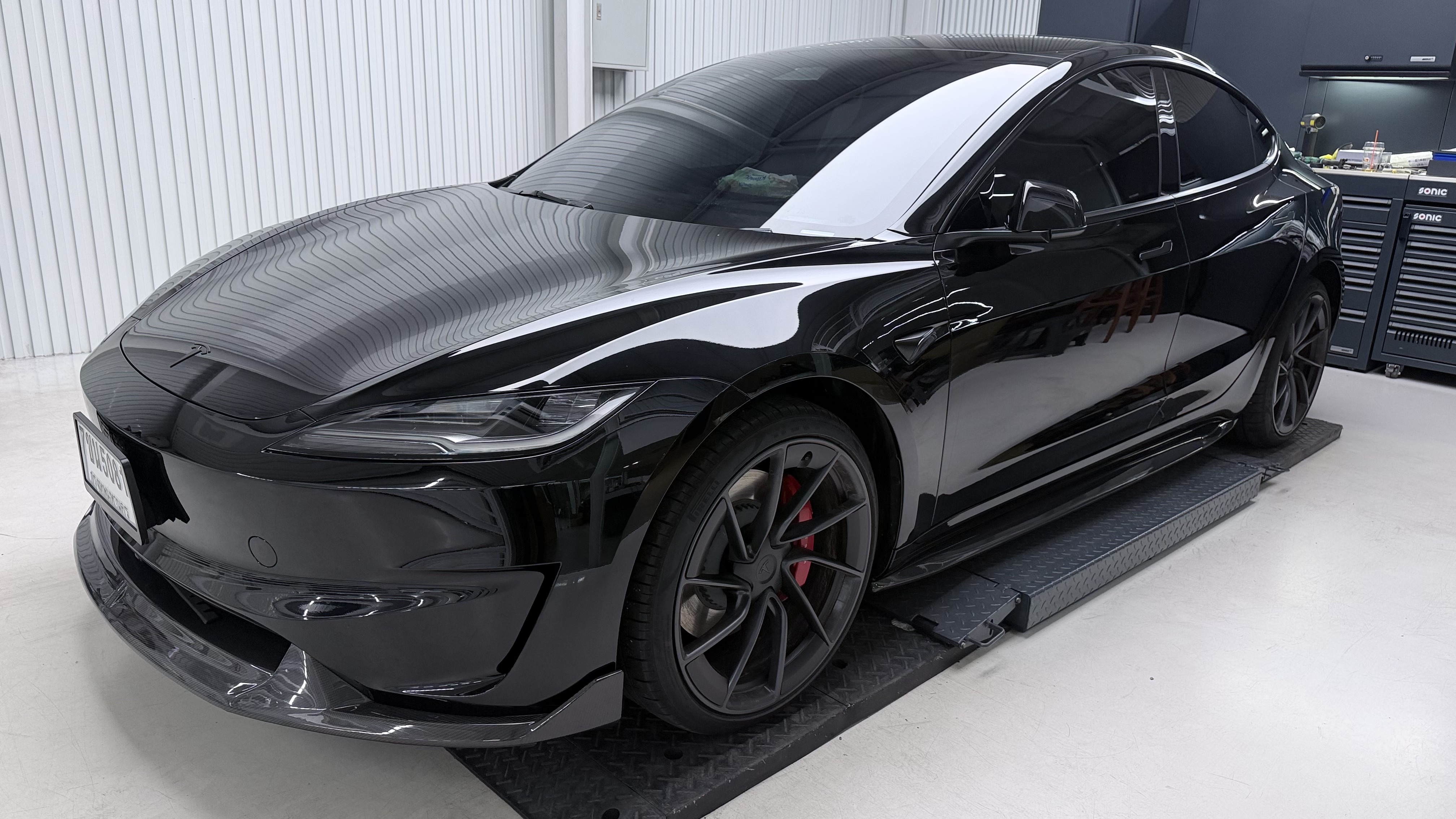 Tesla Model 3 Performance พร้อมชุดแต่ง ADRO Carbon รอบคัน — ด้านหน้า