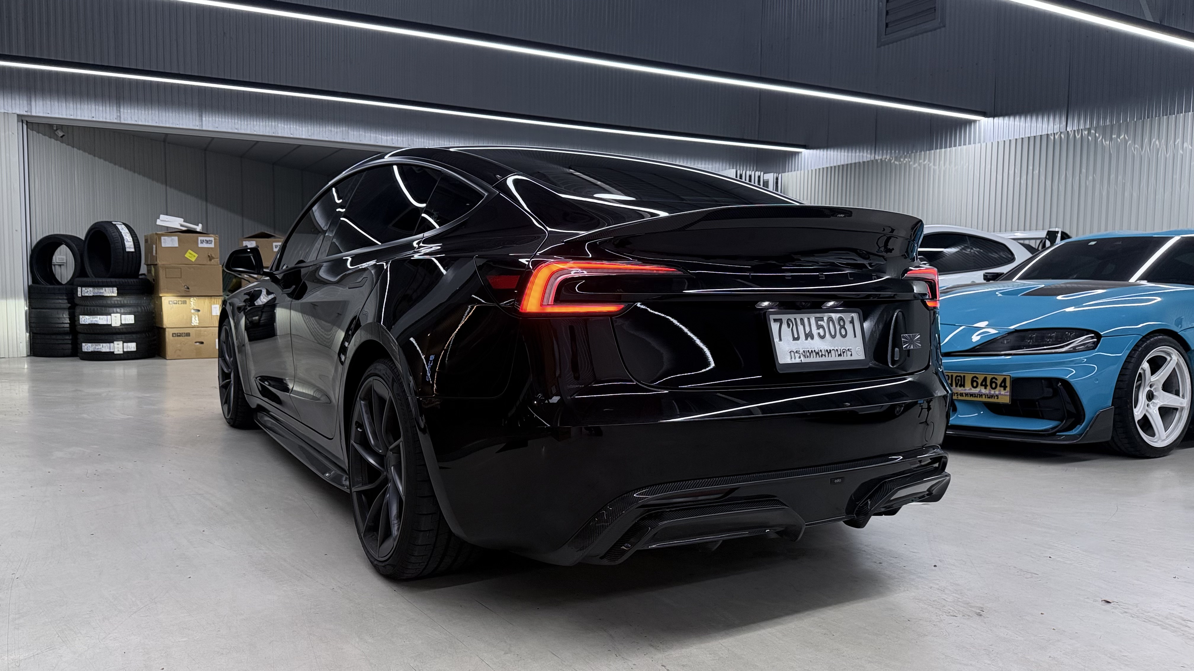 Tesla Model 3 Performance พร้อมชุดแต่ง ADRO Carbon รอบคัน — ด้านหลัง