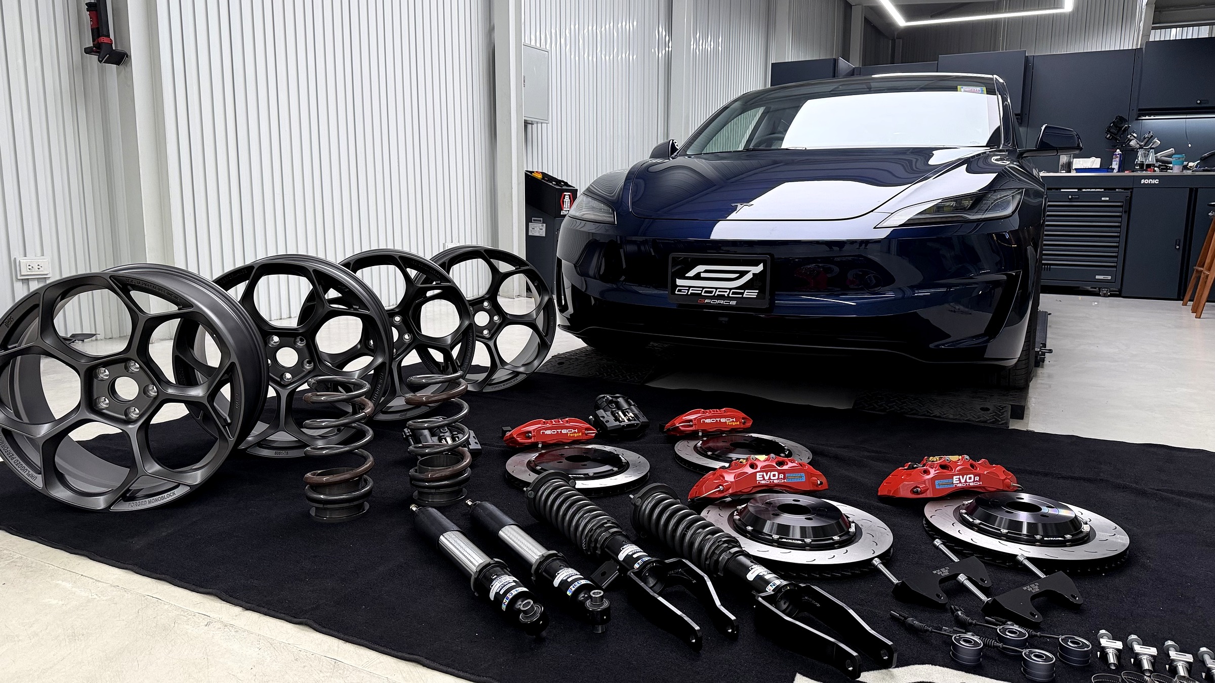 ของแต่งเทสล่า Tesla Model 3 Performance ชุดเต็ม เบรค NeoTech EVO R โช้ค NeoSport และล้อ forged ดีไซน์ UP-05 ที่ G-FORCE