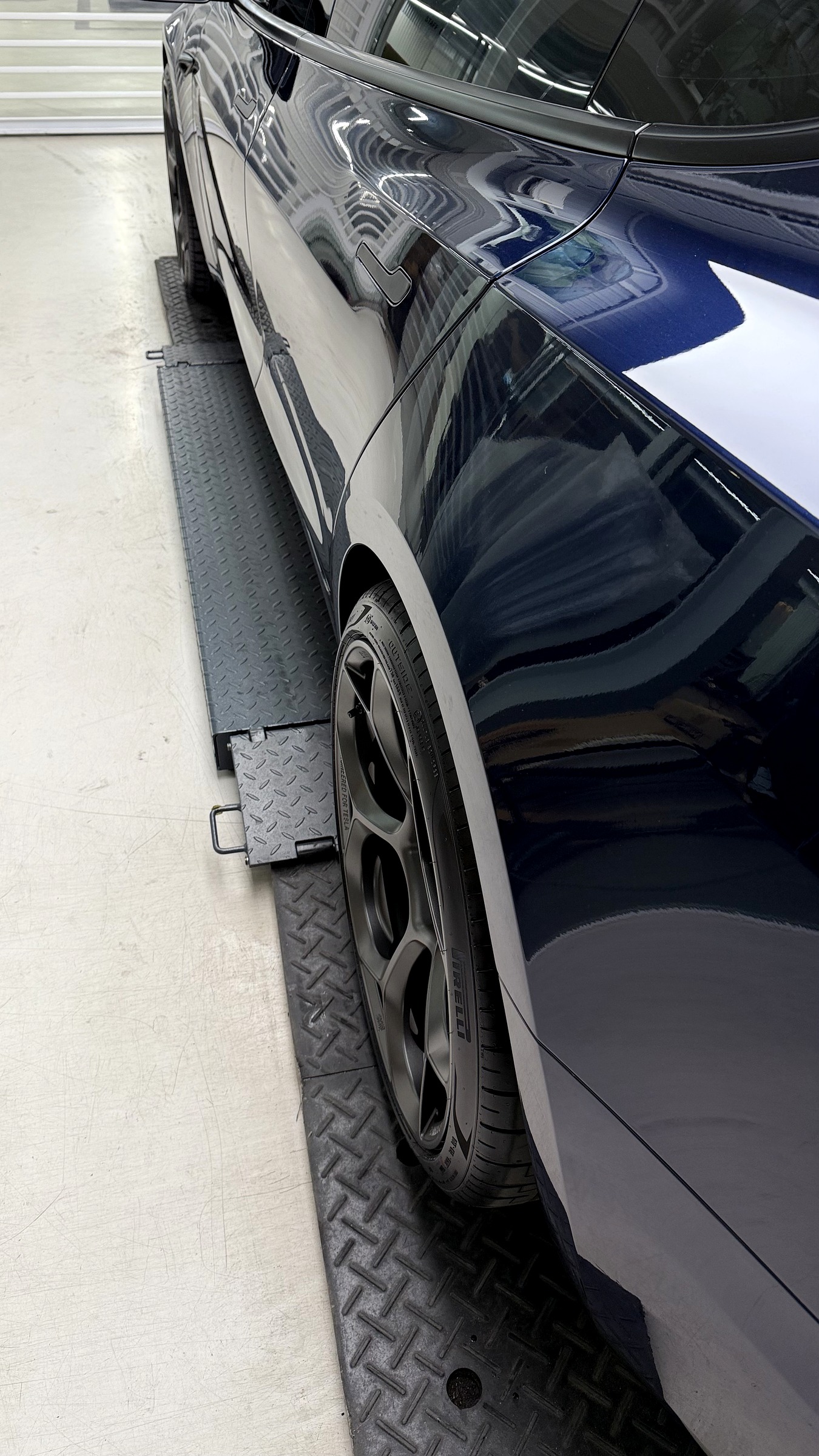 FITMENT ล้อ forged ดีไซน์ UP-05 สี Satin Grey บนเทสล่า Tesla Model 3 Performance