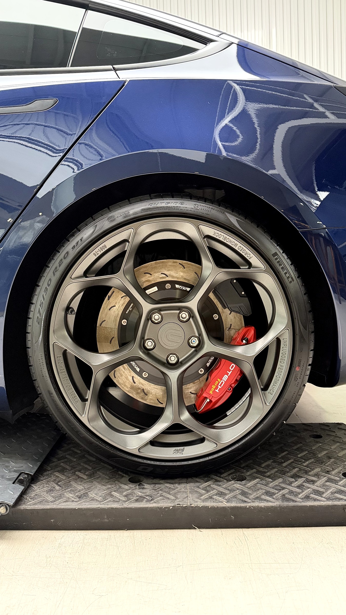 เบรค NeoTech 4 พ๊อตด้านหลัง หลังล้อ forged ดีไซน์ UP-05 เทสล่า Tesla Model 3 Performance