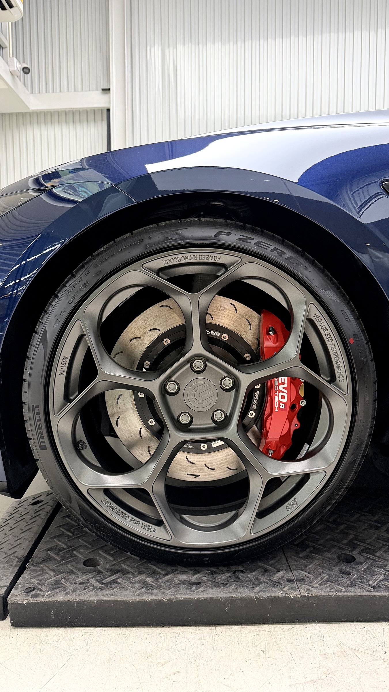 เบรค NeoTech EVO R หลังล้อ forged ดีไซน์ UP-05 สี Satin Grey เทสล่า Tesla Model 3 Performance