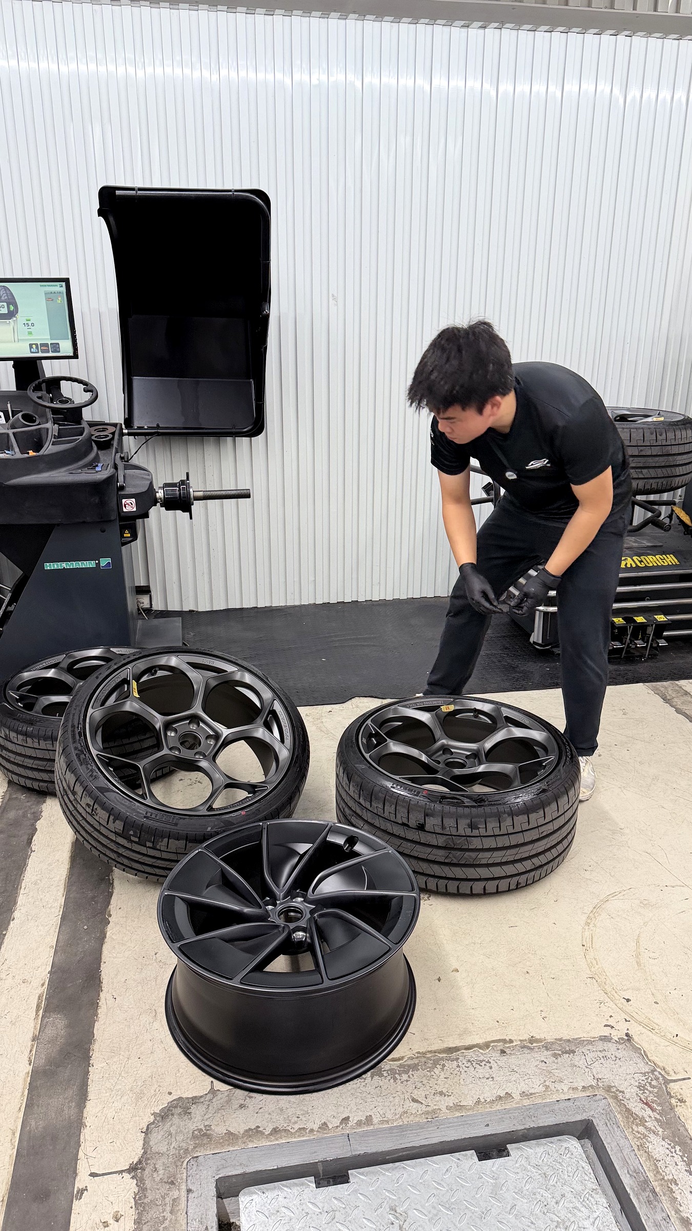 คุณกึงตรวจเช็คความเรียบร้อยหลังใส่ยางเสร็จ เทสล่า Tesla Model 3 Performance