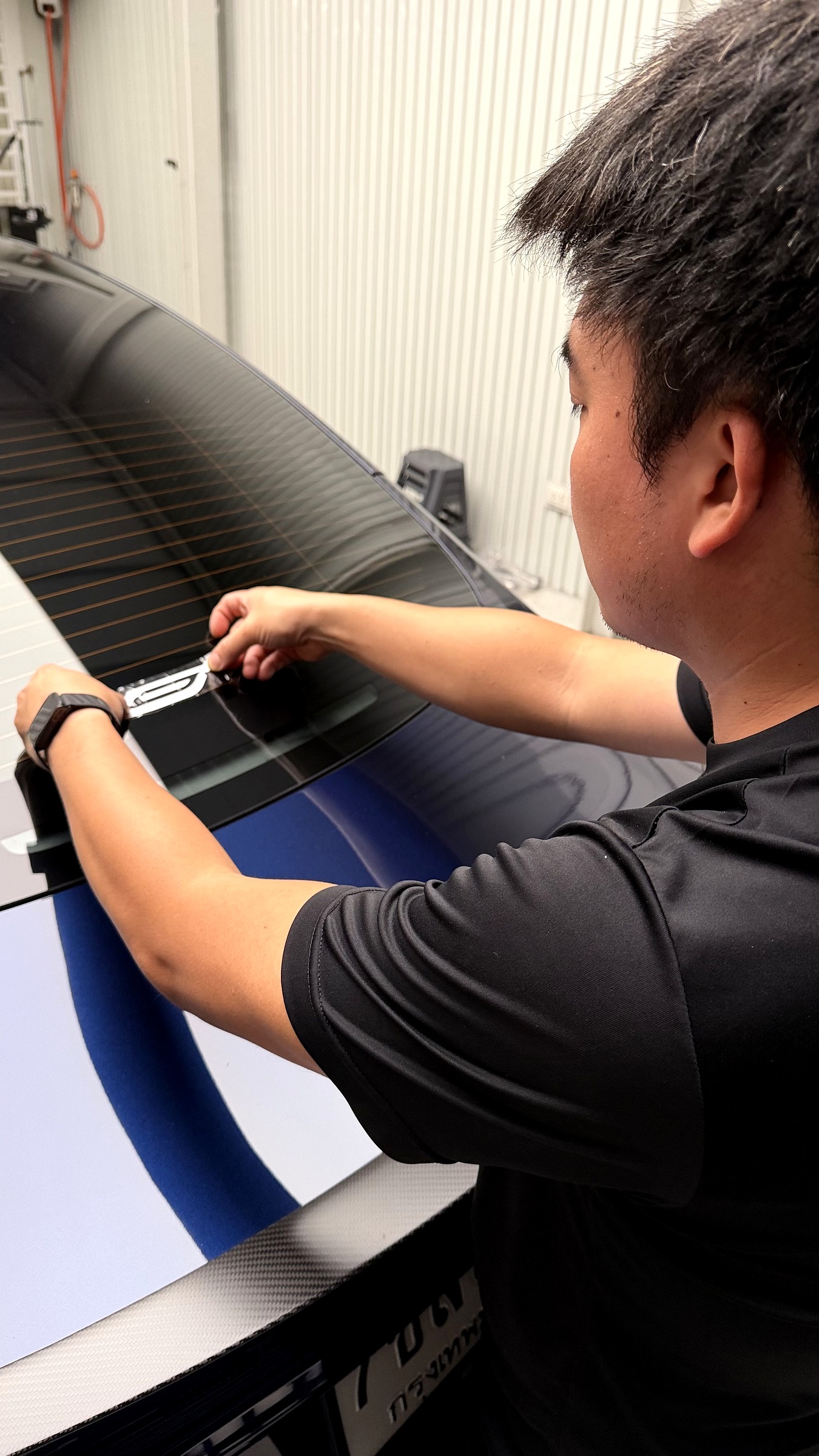 คุณกึงติดสติกเกอร์ G-FORCE ที่ท้ายเทสล่า Tesla Model 3 Performance ด้วยตัวเอง
