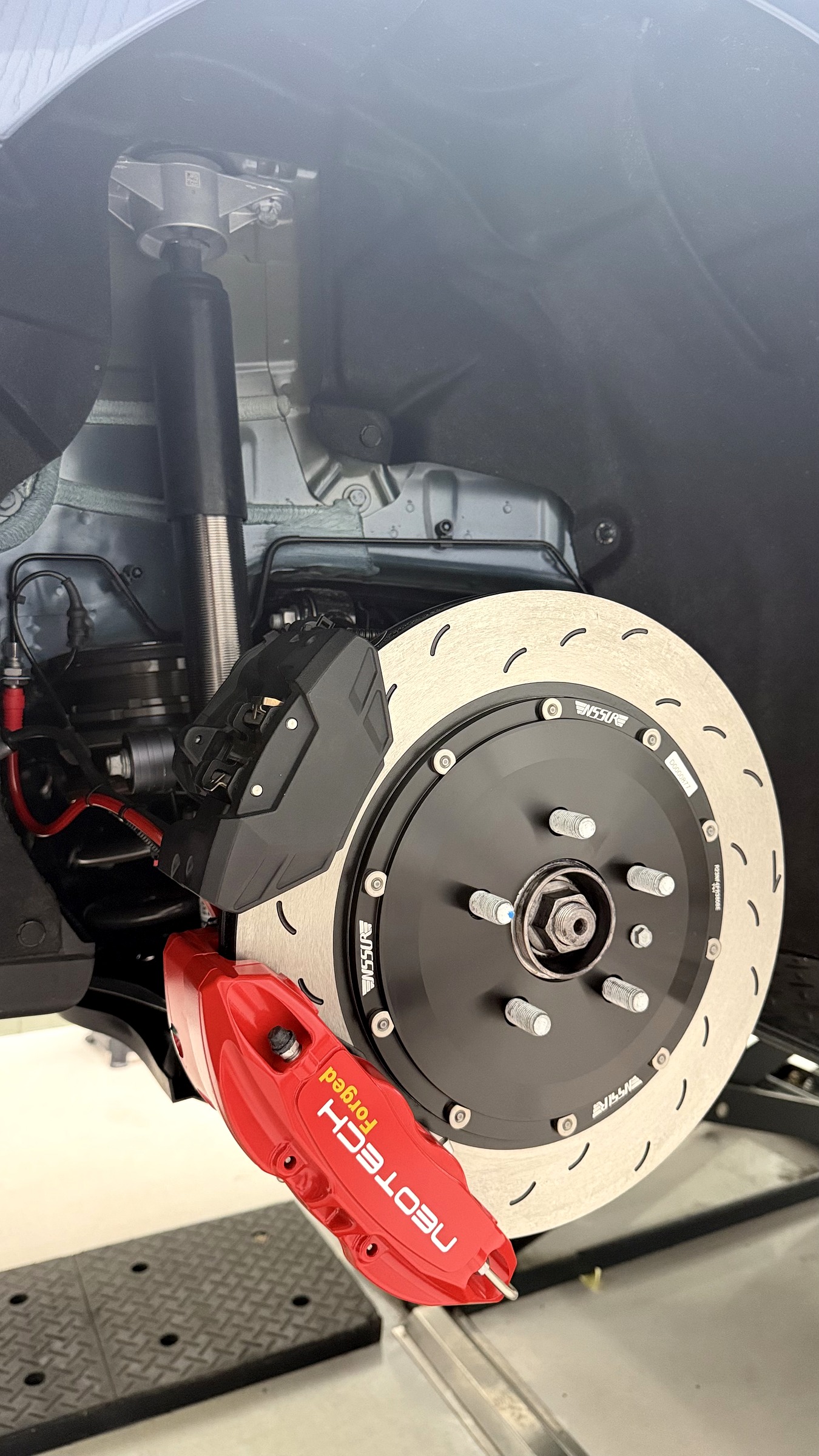 เบรคหลัง NeoTech 4 พ๊อต จาน 380mm พร้อมคาลิปเปอร์เบรคมือไฟฟ้าแยก เทสล่า Tesla Model 3 Performance