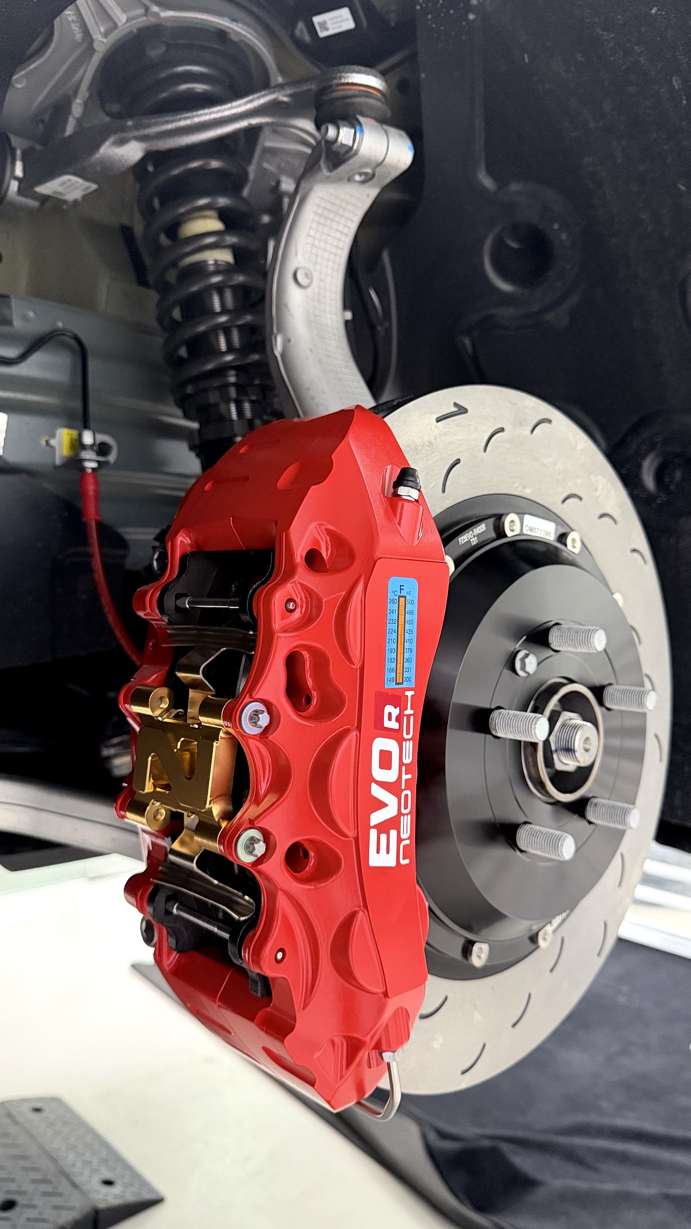 ตัวล๊อคผ้าเบรครูปตัว N บนคาลิปเปอร์เบรค NeoTech EVO R เทสล่า Tesla Model 3 Performance