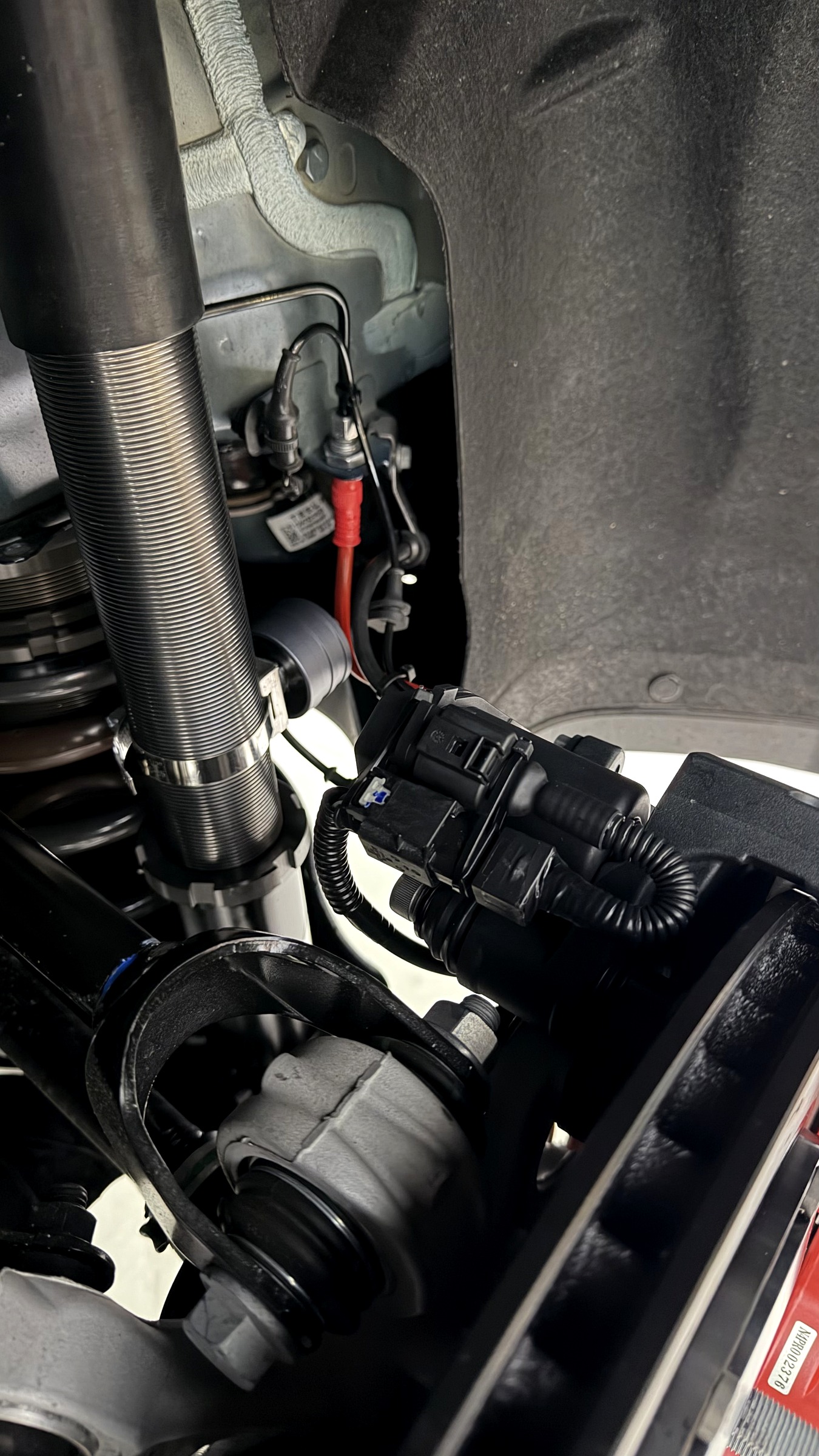 องศาปลั๊กเบรคมือไฟฟ้าเมื่อเสียบติดตั้งบนตัวรถ เทสล่า Tesla Model 3 Performance