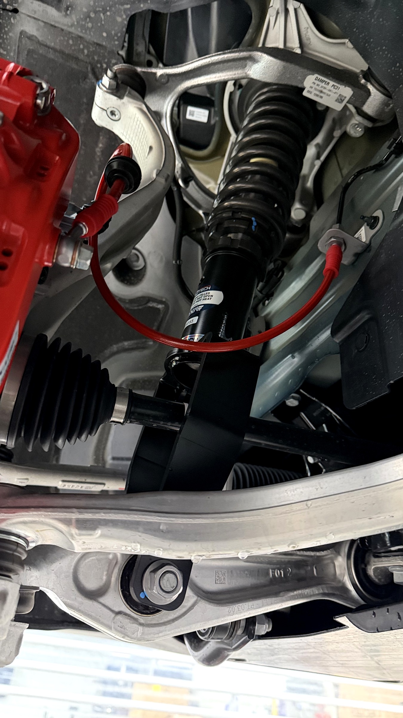 อีกมุมของการเก็บสายเบรคหน้าอย่างเรียบร้อยบนเทสล่า Tesla Model 3 Performance
