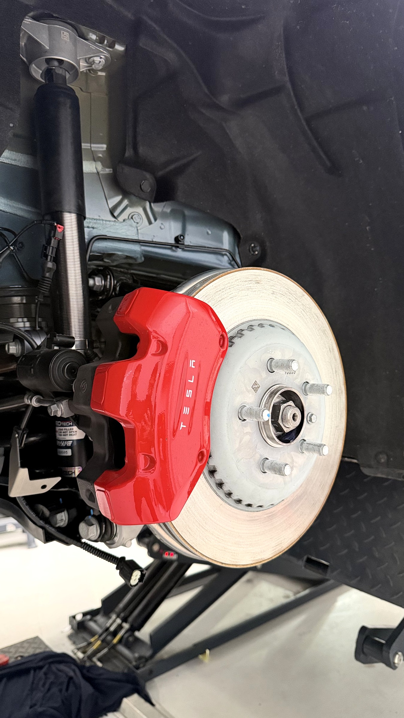 เบรคหลังเดิม เทสล่า Tesla Model 3 Performance พร้อมเบรคมือไฟฟ้าในตัว