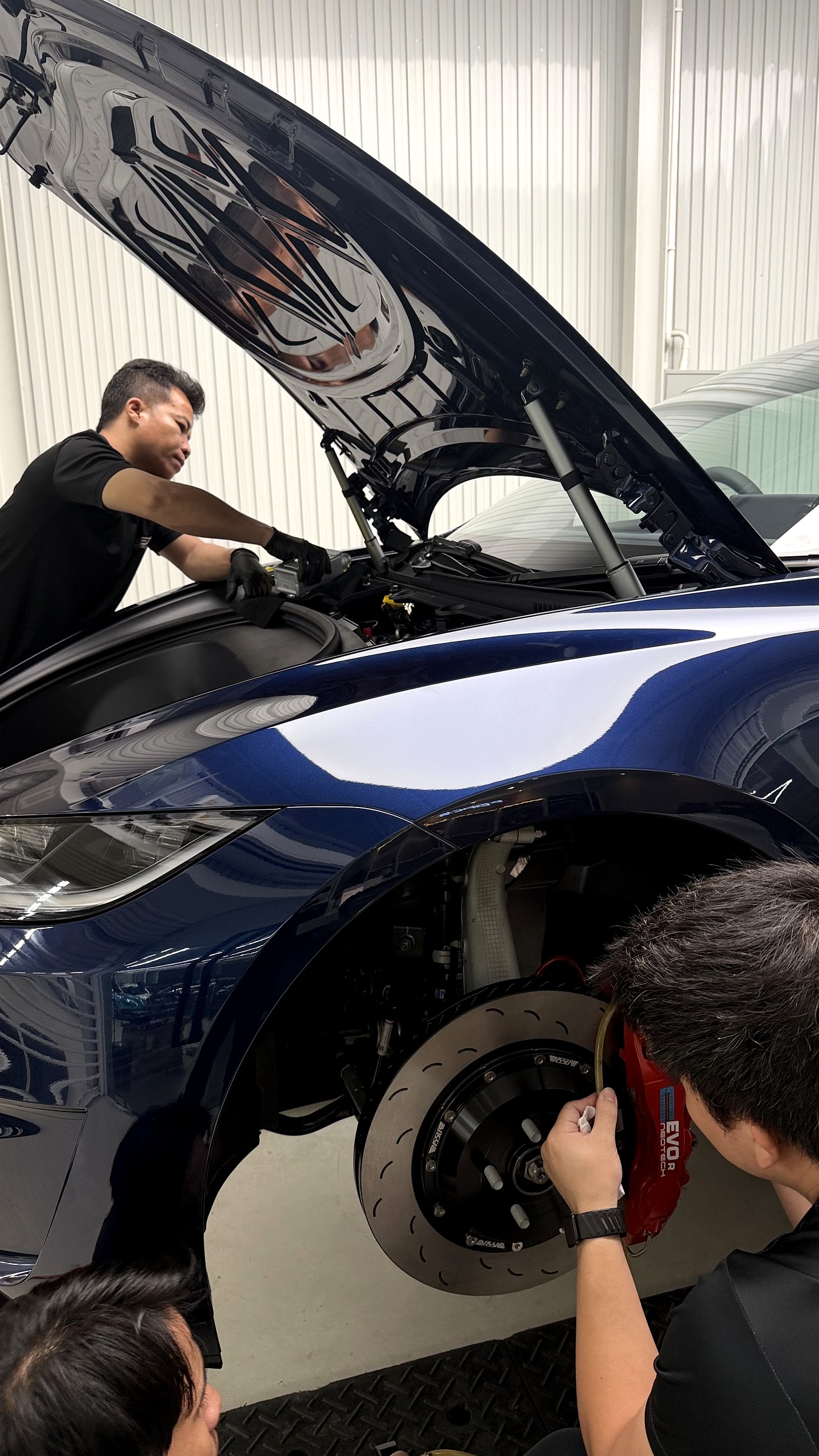 ไล่น้ำมันเบรคทั้งระบบหลังติดตั้งชุดเบรค NeoTech บนเทสล่า Tesla Model 3 Performance