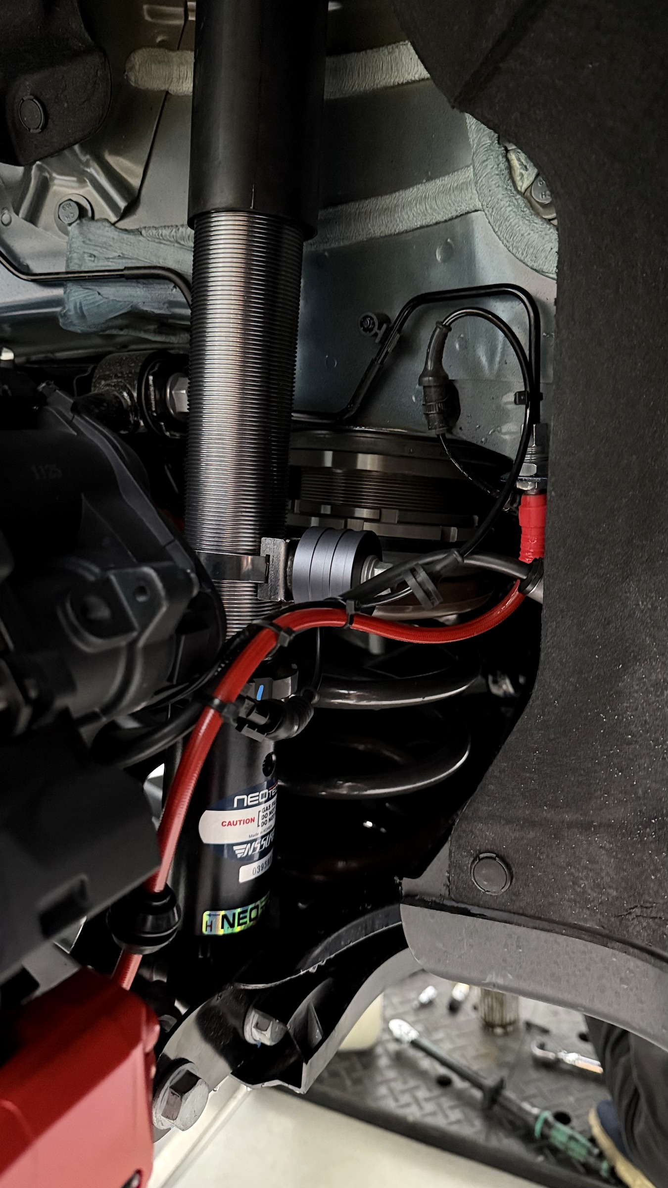 โช้ค NeoTech ช่วงล่างติดตั้งแล้วในซุ้มล้อ เทสล่า Tesla Model 3 Performance