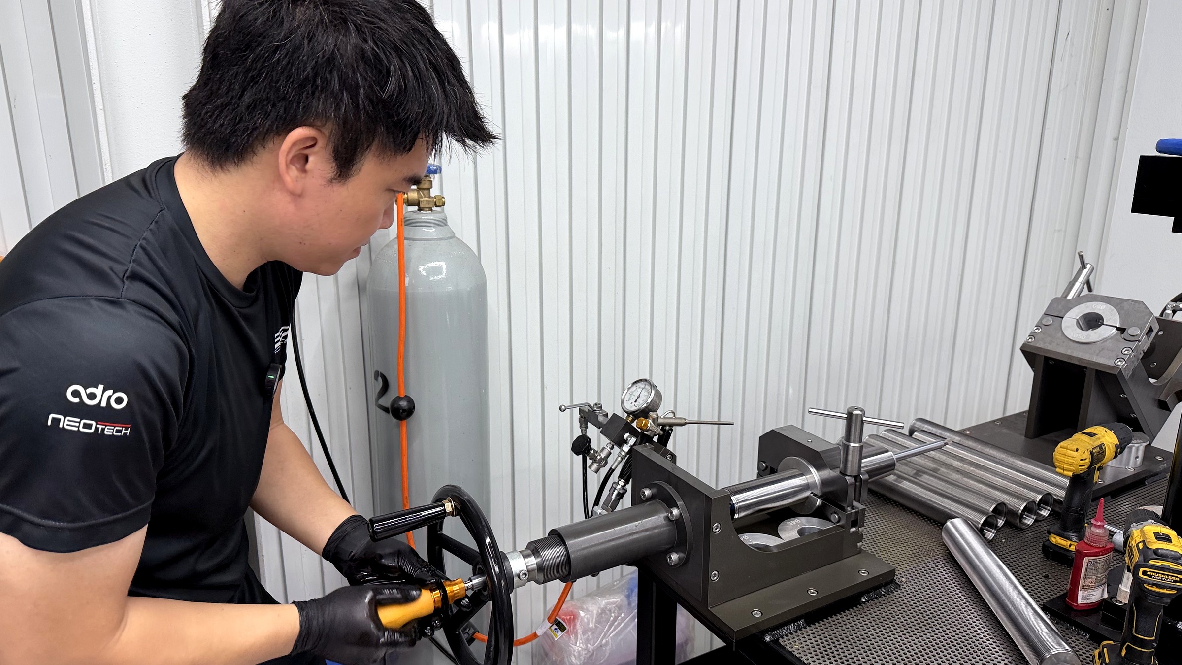 เครื่องอัดแก๊ซโช้คแบบเดียวกับโรงงาน NeoTech ที่ G-FORCE Thailand