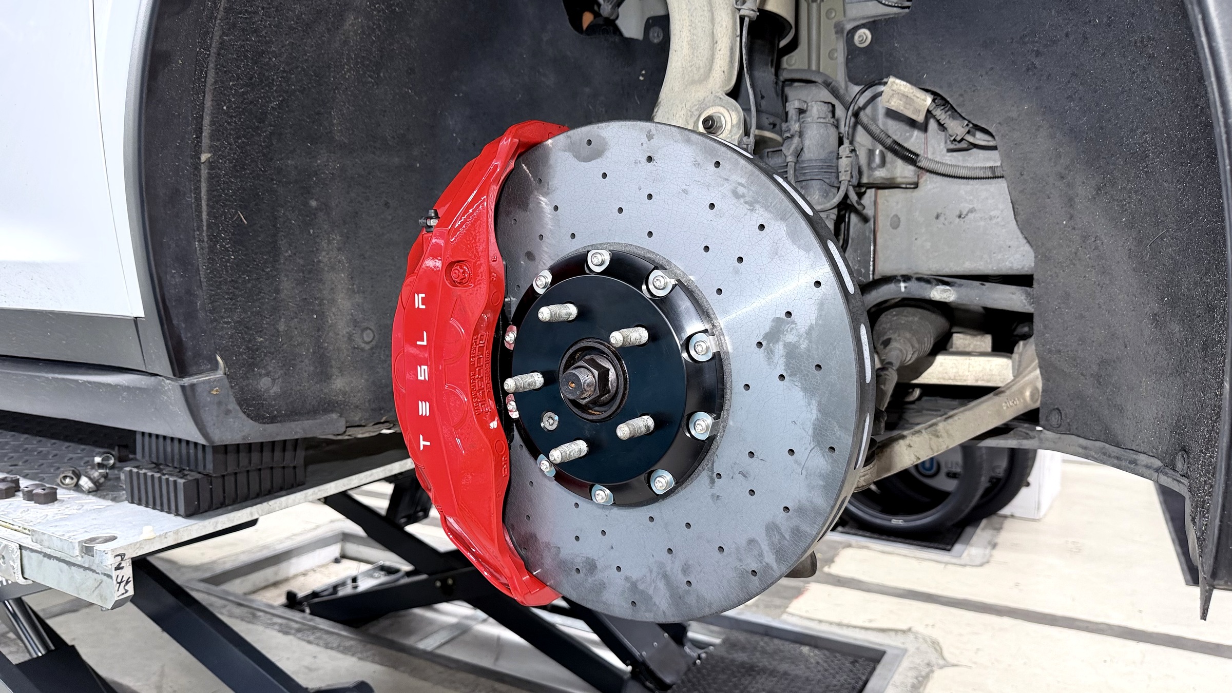 เบรคหน้า Akebono 10 พ๊อต พร้อมจานเบรคเซรามิคขนาด 420mm สำหรับ Tesla Model X