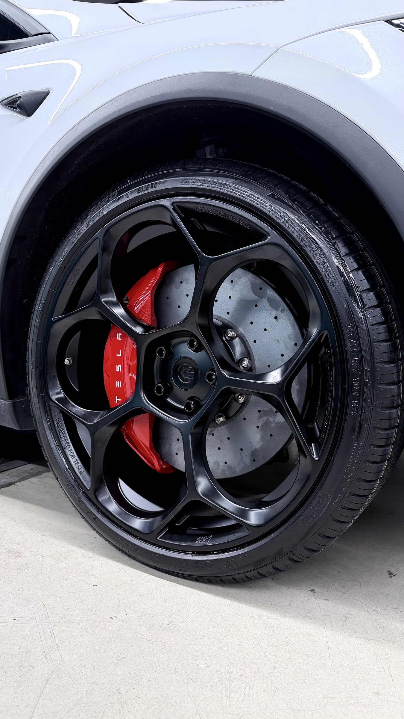 ติดตั้งเสร็จเรียบร้อย ชุดเบรคเซรามิคและล้อ Unplugged Performance UP-05 Tesla Model X