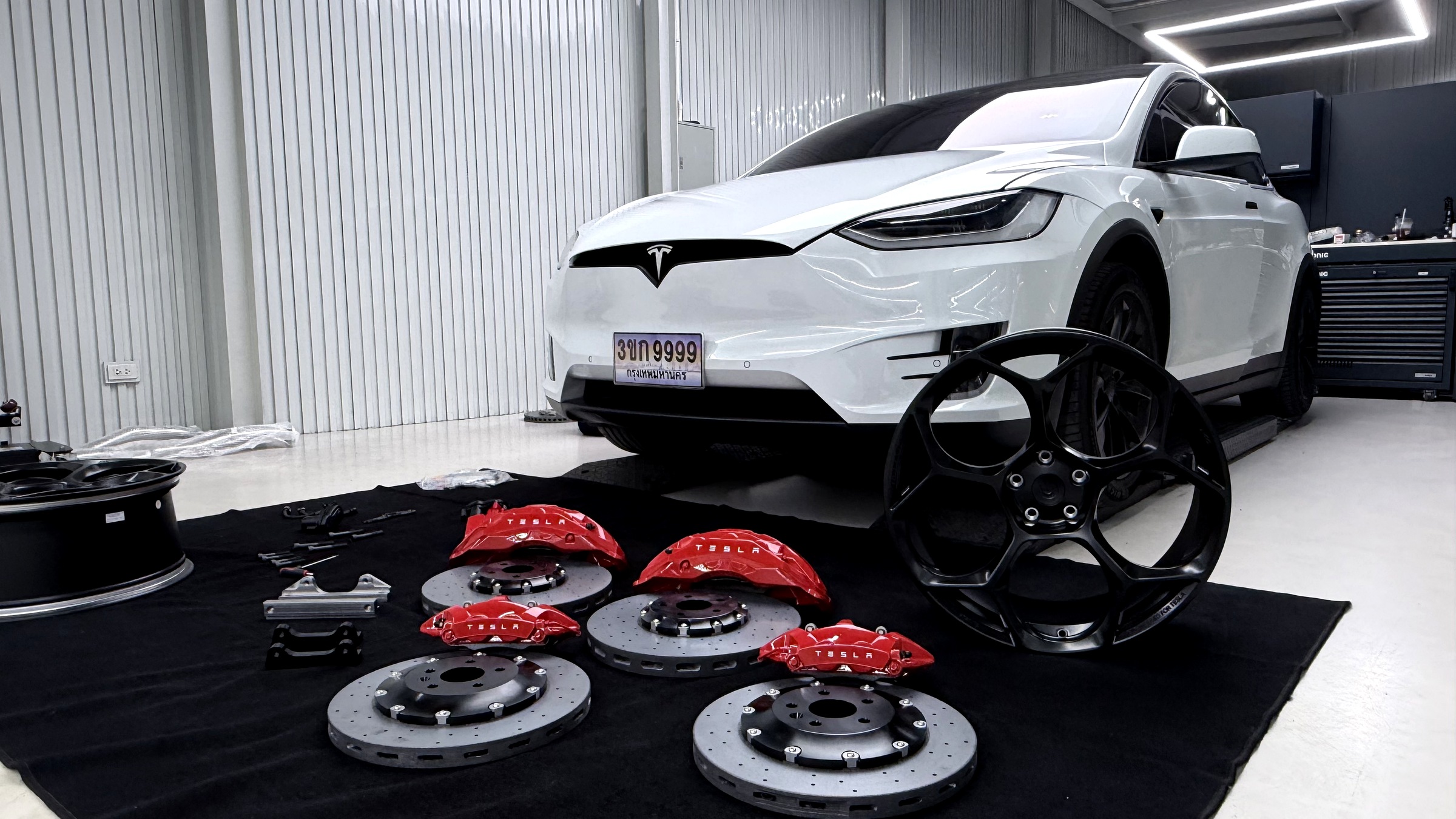 ชุดเบรคเซรามิคและล้อ Unplugged Performance UP-05 สำหรับ Tesla Model X — kit lineup