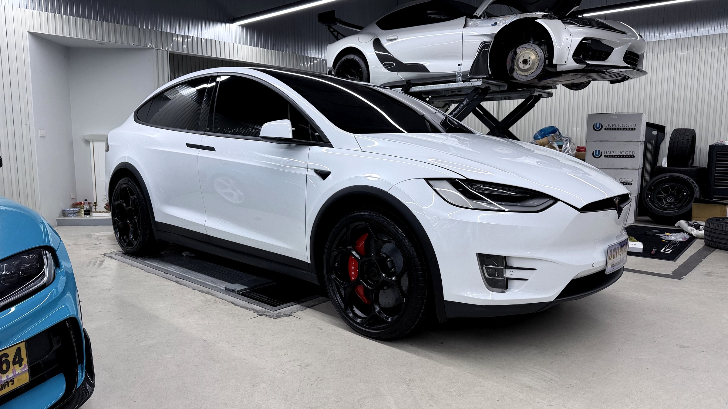 Tesla Model X พร้อมชุดเบรคเซรามิคและล้อ Unplugged Performance UP-05 — มุมหน้า