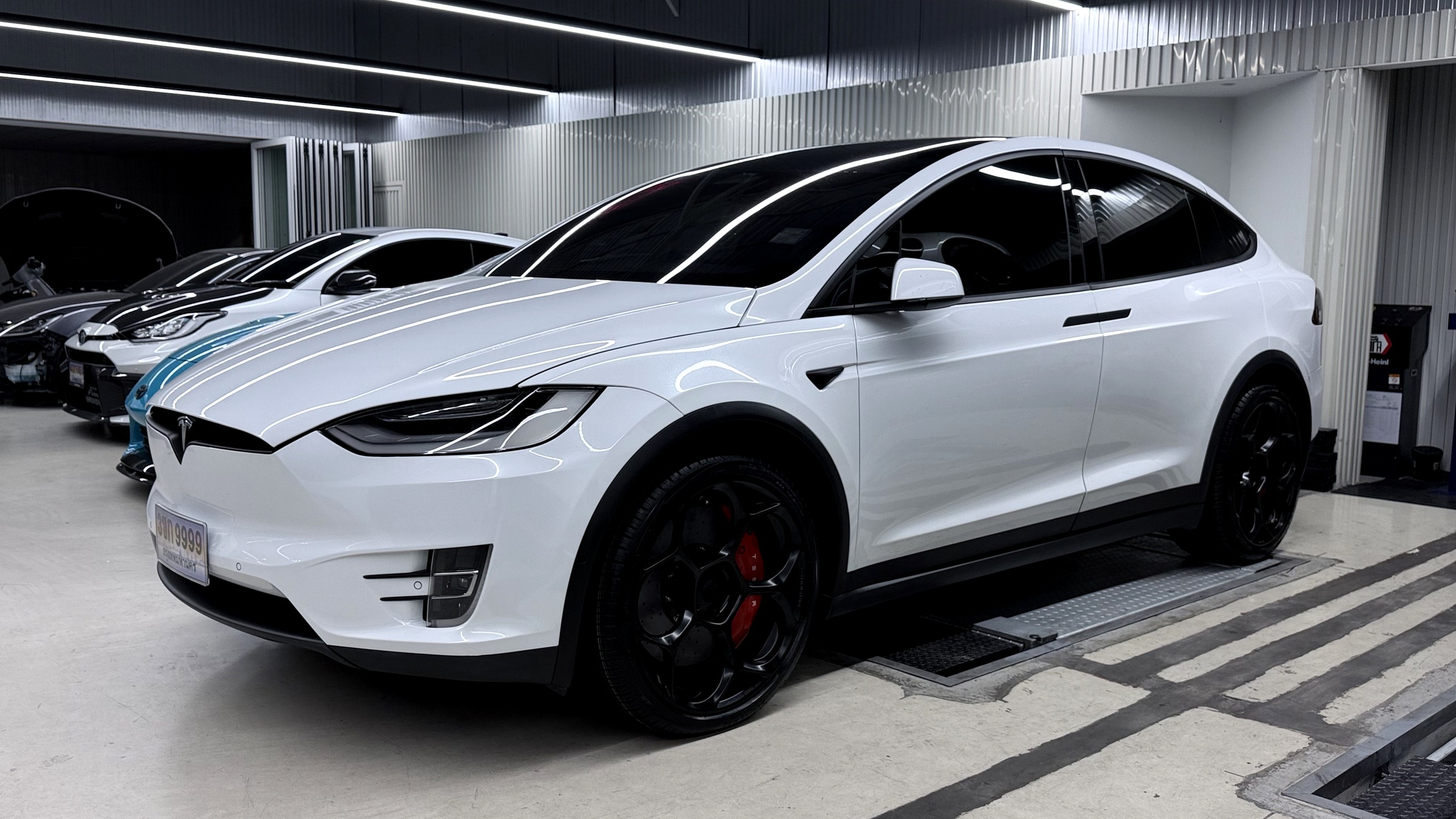 Tesla Model X กับชุดเบรคเซรามิคและล้อ UP-05 — มุมข้าง
