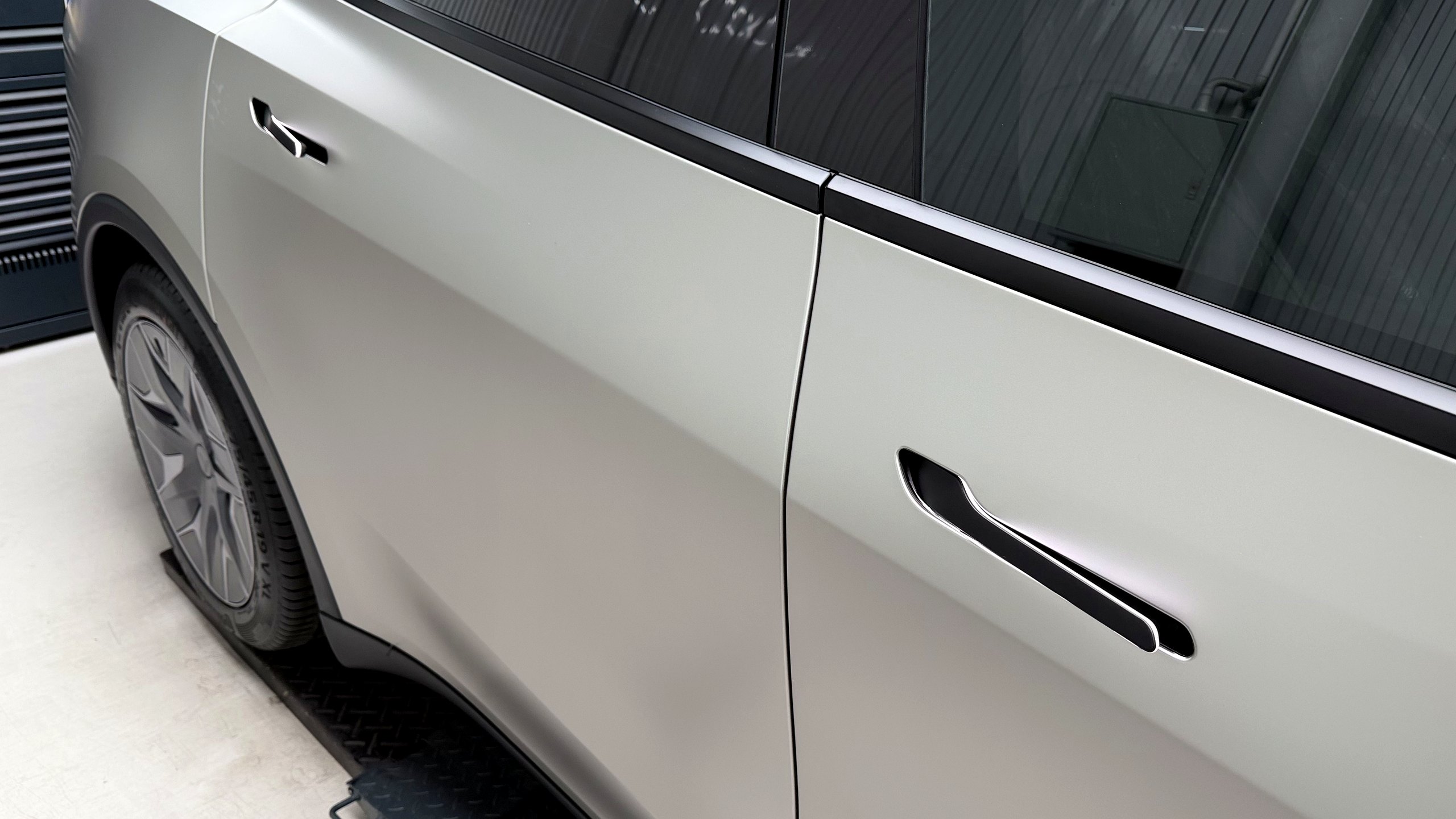 ด้ามประตูออโต้ RGB Tesla Model Y L กางออกเมื่อกดปุ่ม เปลี่ยนสีได้