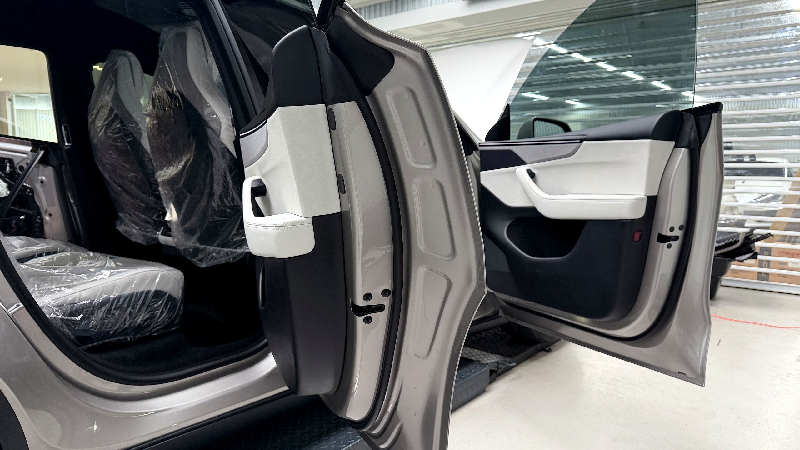 งานติดตั้งด้ามประตูออโต้ Tesla Model Y L เสร็จเนียน ประตูหน้าและหลัง