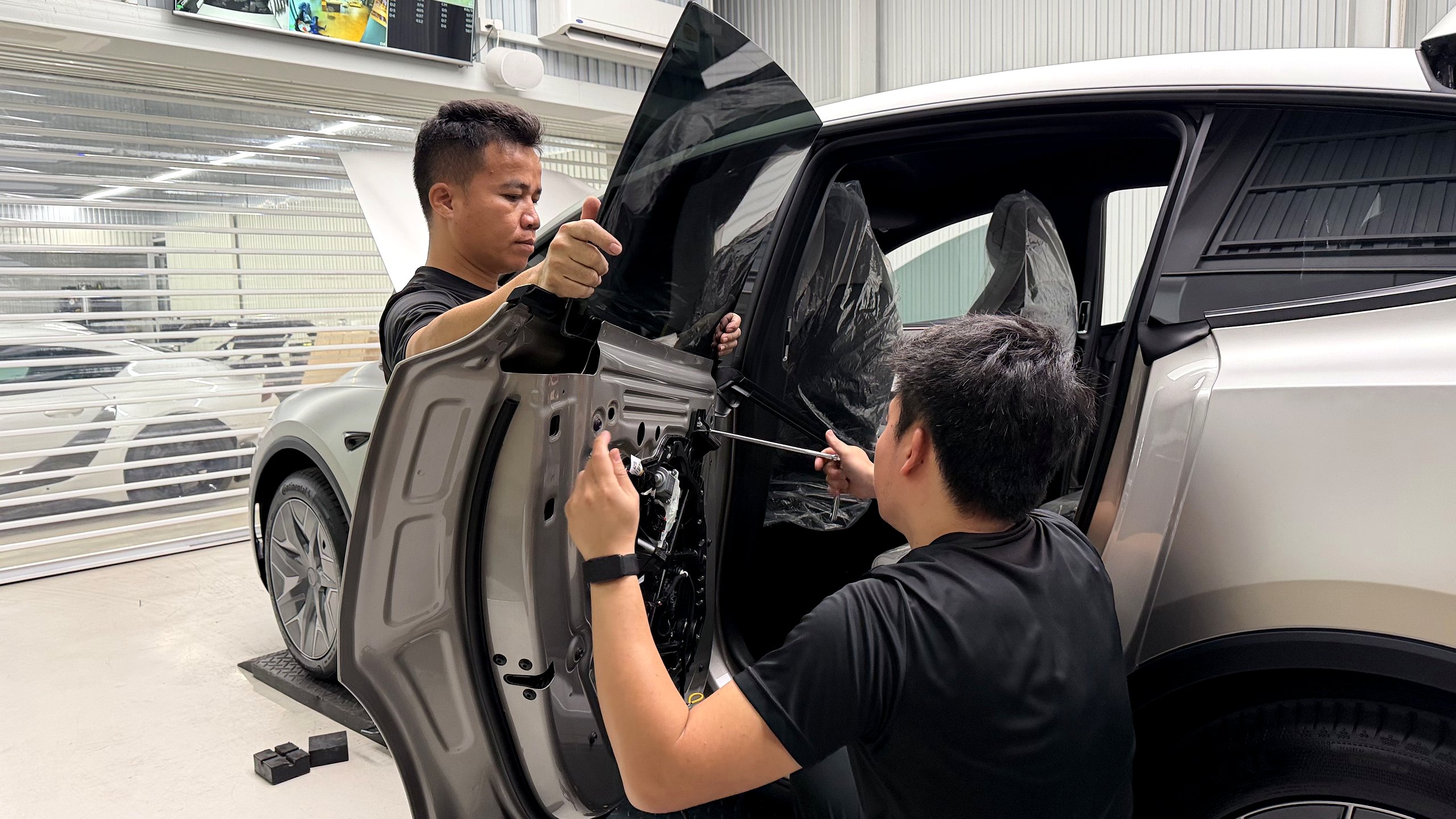 ประกอบกระจกประตูหน้า Tesla Model Y L กลับตำแหน่งเดิมโรงงาน
