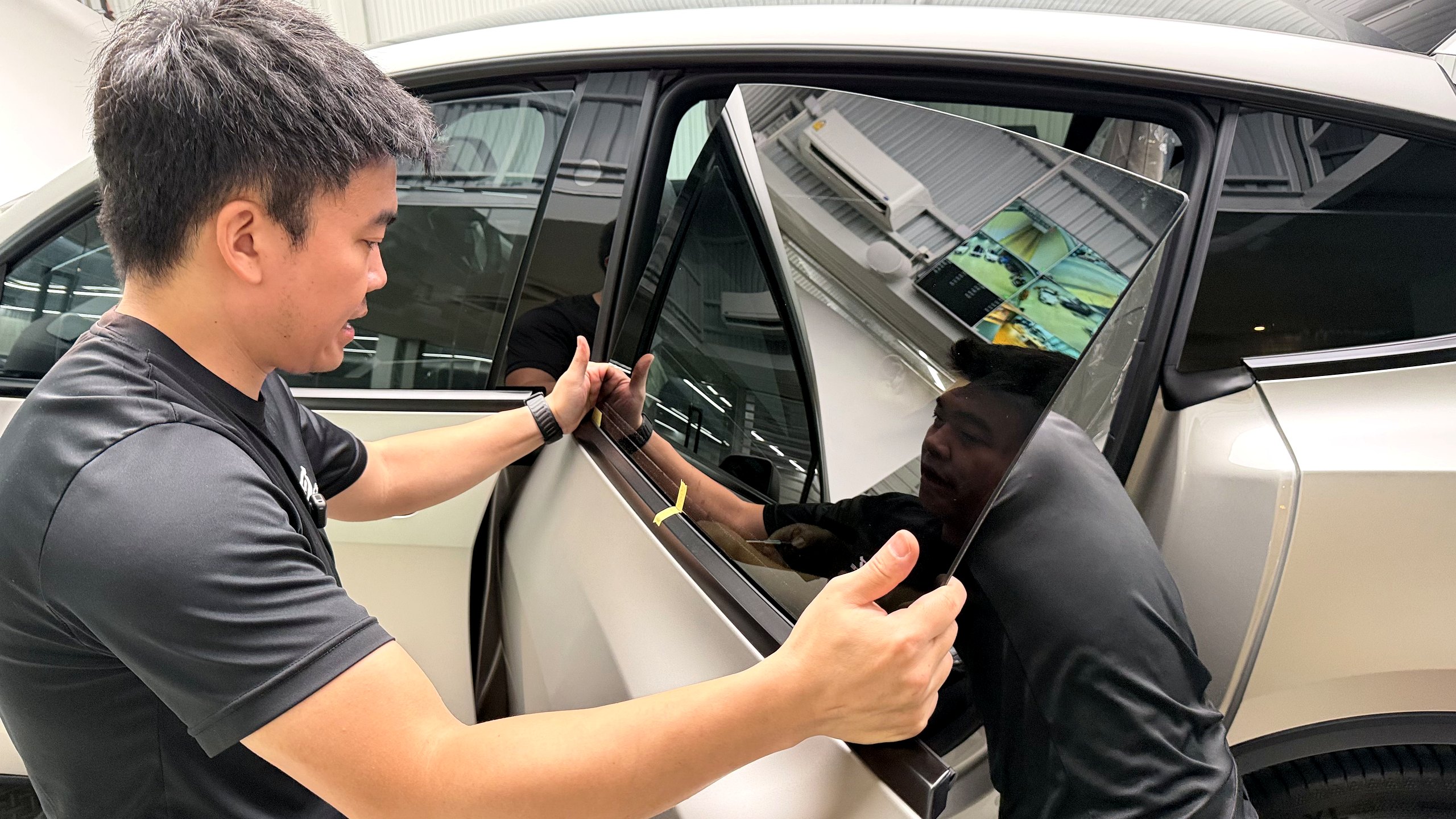 ประกอบกระจกประตูหลัง Tesla Model Y L กลับตำแหน่งเดิมโรงงาน