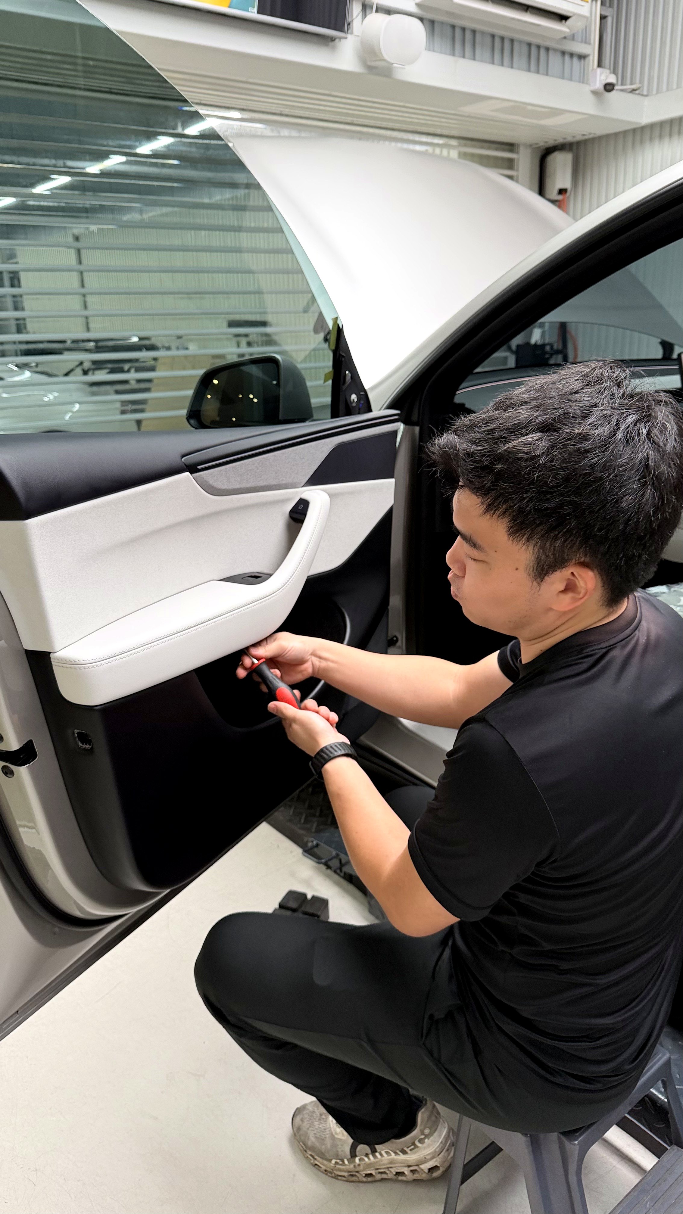 เริ่มติดตั้งด้ามประตูออโต้และประตูดูด Soft Close Tesla Model Y L