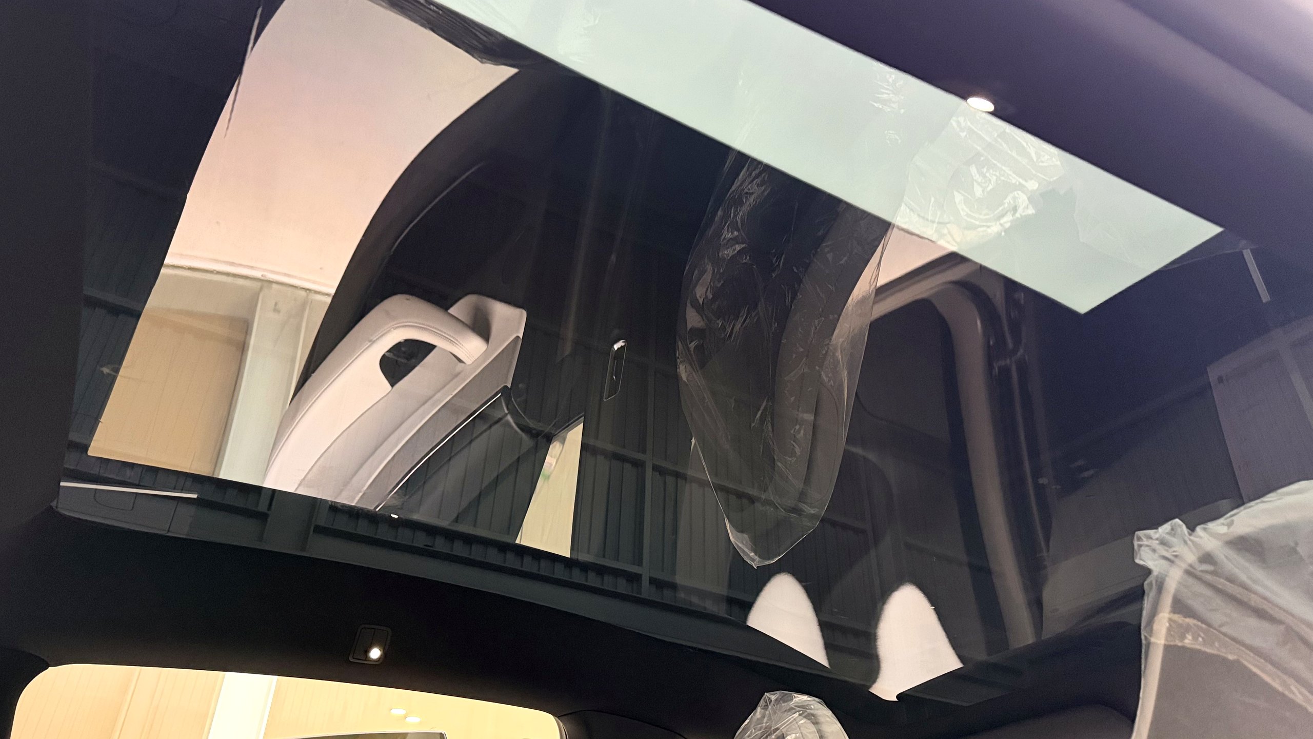 หลังคากระจก Tesla Model Y L สวยในวันฟ้าใส แต่ร้อนจากแดดเมืองไทย