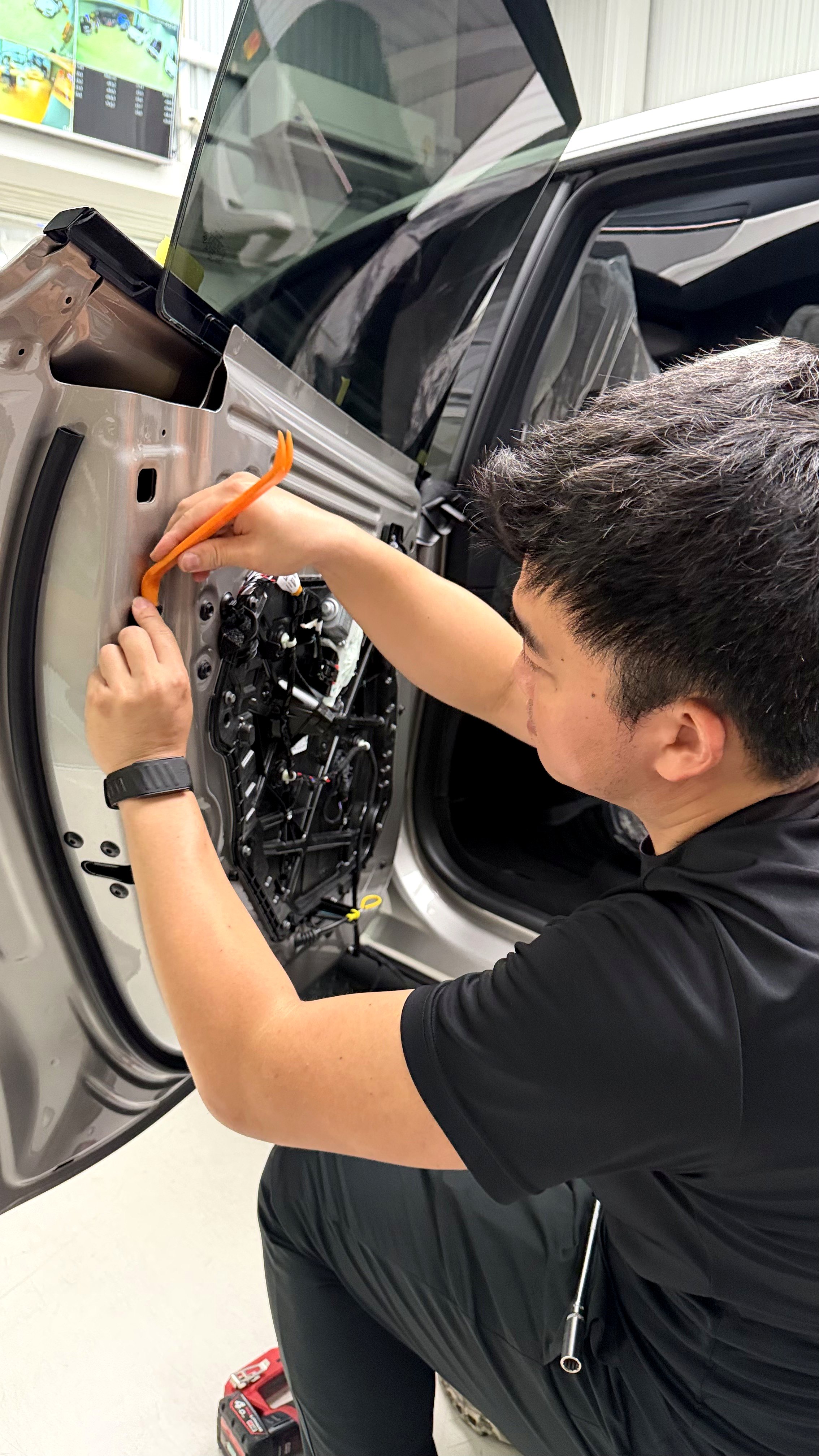 ใช้เครื่องมือดึงยางขอบแผงประตู Tesla ไม่ฉีกขาด