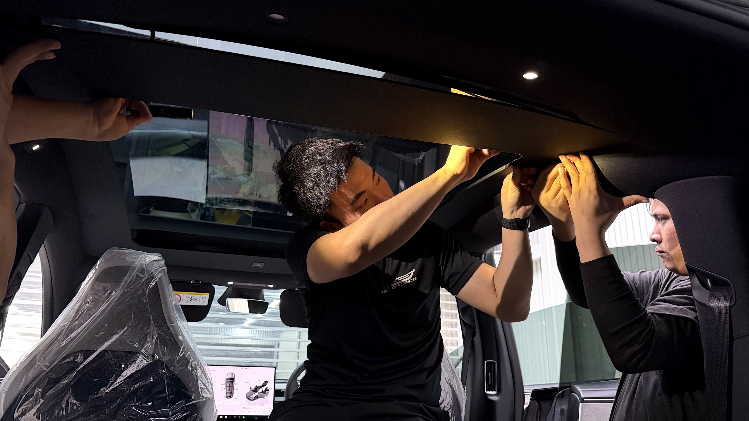 ติดตั้งม่านหลังคาไฟฟ้า Tesla Model Y L ด้วยการขันน็อต ไม่ตัดตัวรถ