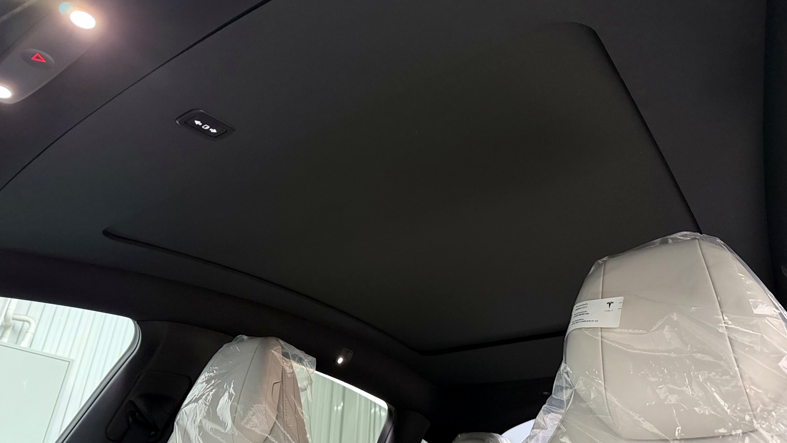 ม่านหลังคาไฟฟ้า Tesla Model Y L สีดำ สีเดียวกับหลังคารถ เรียบเนียน