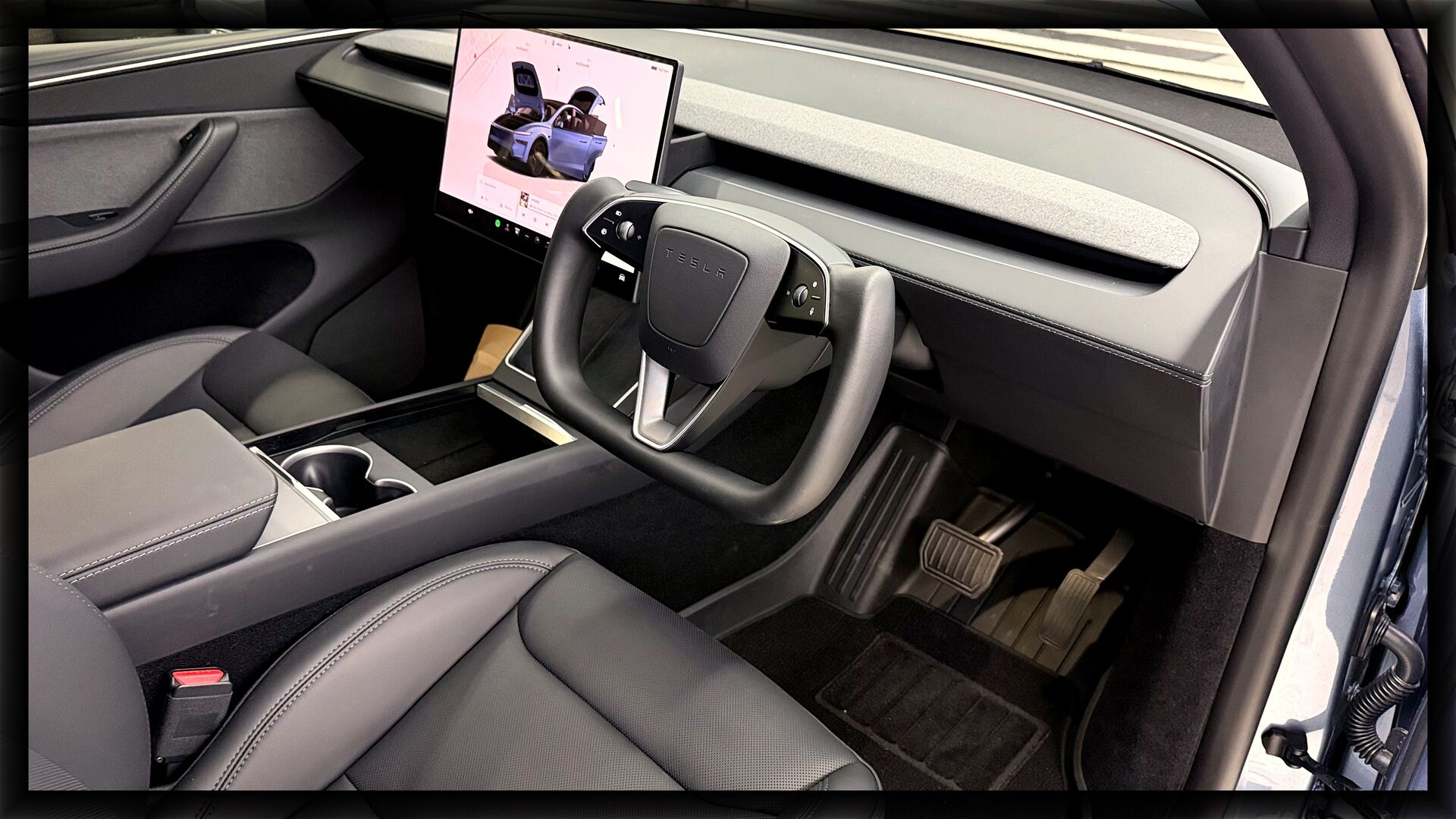 พวงมาลัย Yoke ติดตั้งบน Tesla Model Y — เก็บงานเนียนเหมือนรถไม่เคยถูกรื้อ G-FORCE Thailand