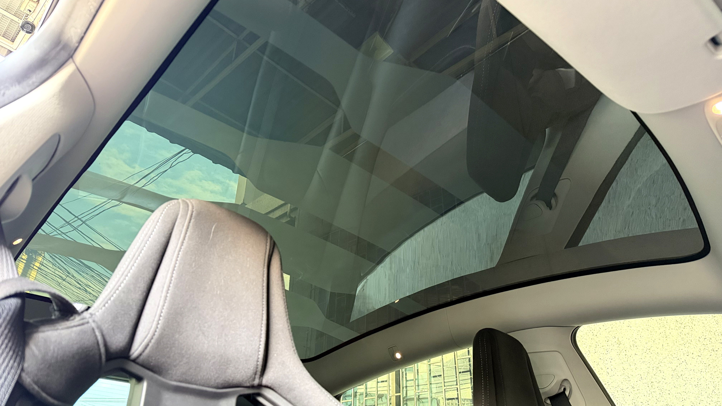 OPFLEX Multiple Zone บนหลังคา Tesla เปิดใสเป็นแถบด้านหน้า ส่วนที่เหลือยังทึบ