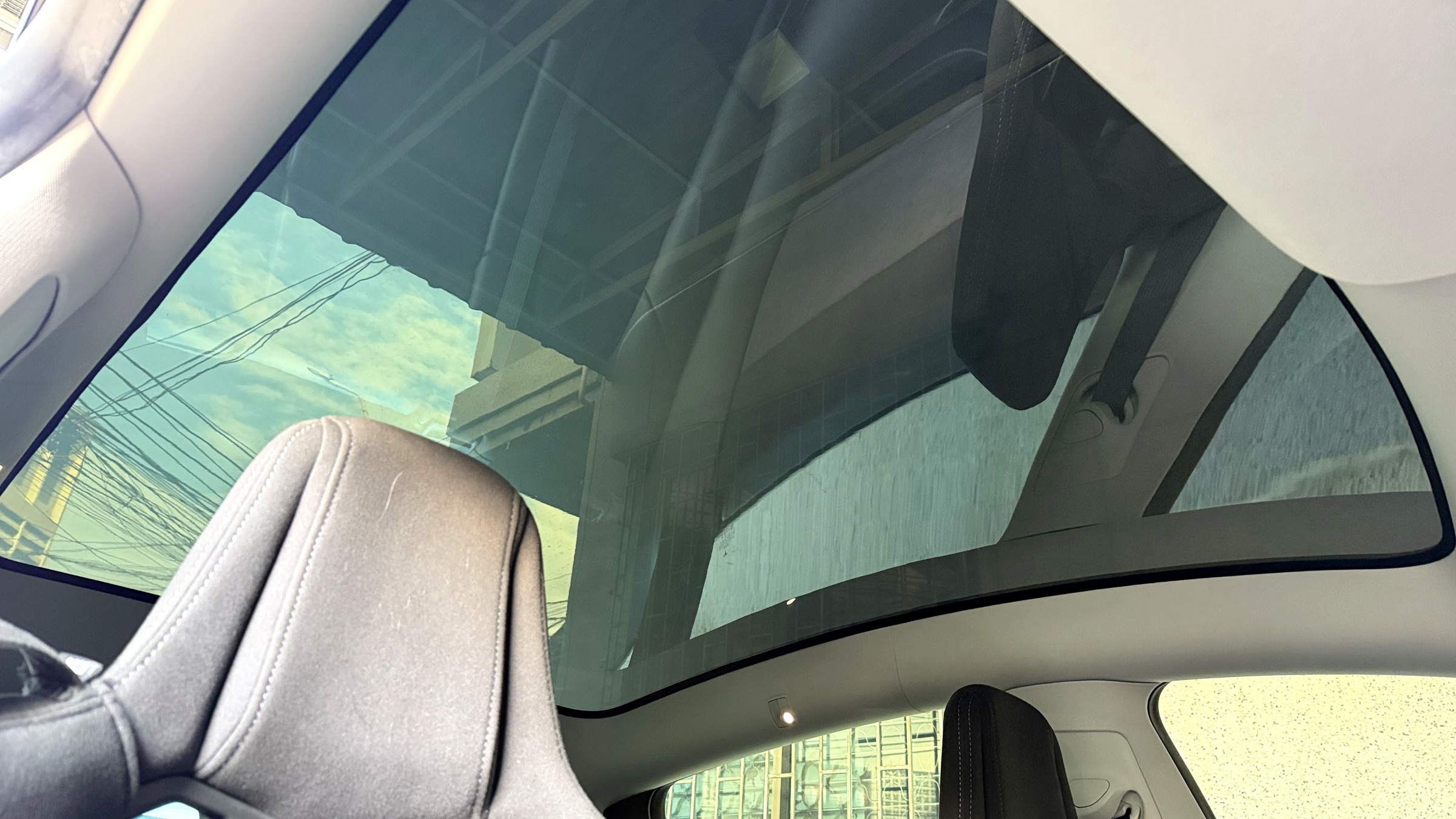 OPFLEX ฟิล์มไฟฟ้า PDLC บนหลังคากระจก Tesla สถานะเปิด ใสจนมองเห็นท้องฟ้า
