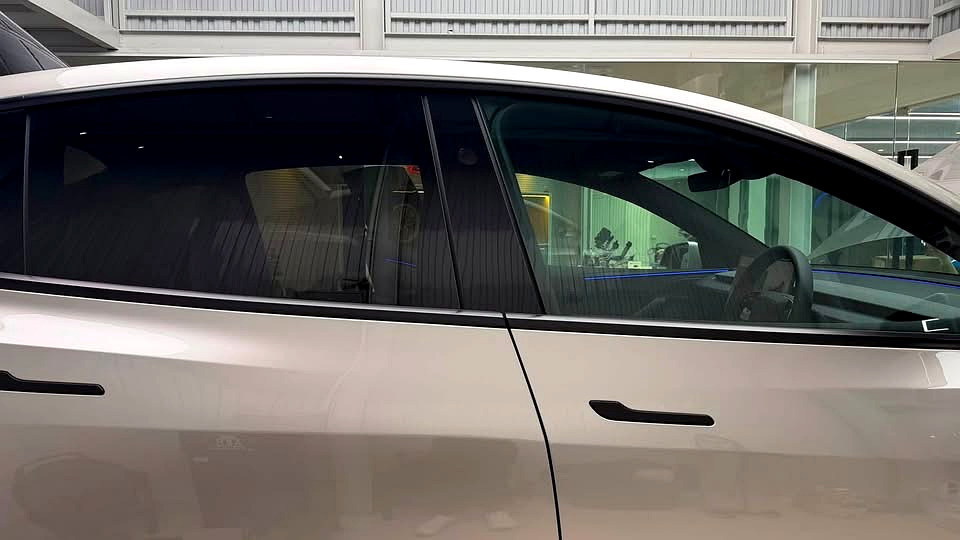 กระจก Tesla Model Y บานหน้ากับบานหลังคนละเฉดสีจากโรงงาน ก่อนติดฟิล์ม Vision Protect