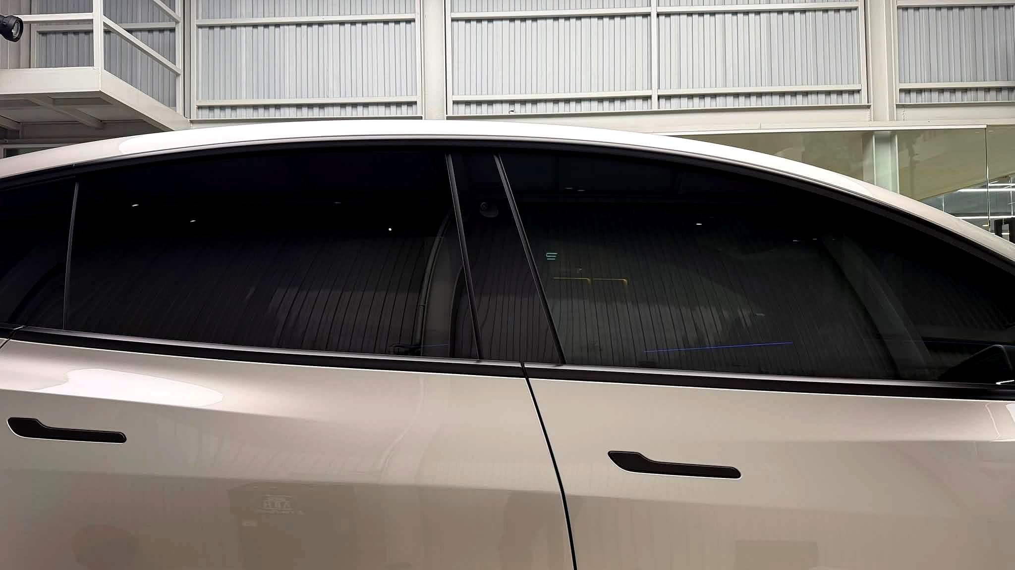 หลังติดฟิล์ม Vision Protect สีกระจก Tesla Model Y เท่ากันทั้งคัน ที่ G-FORCE