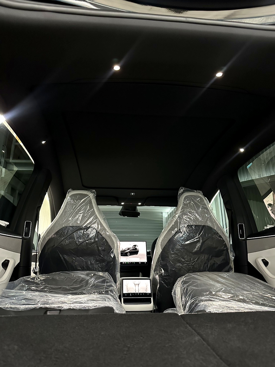 ม่านหลังคาไฟฟ้า Tesla Model Y ติดตั้งเสร็จ สีดำกลืนไปกับเพดานเดิมของรถ ที่ G-FORCE