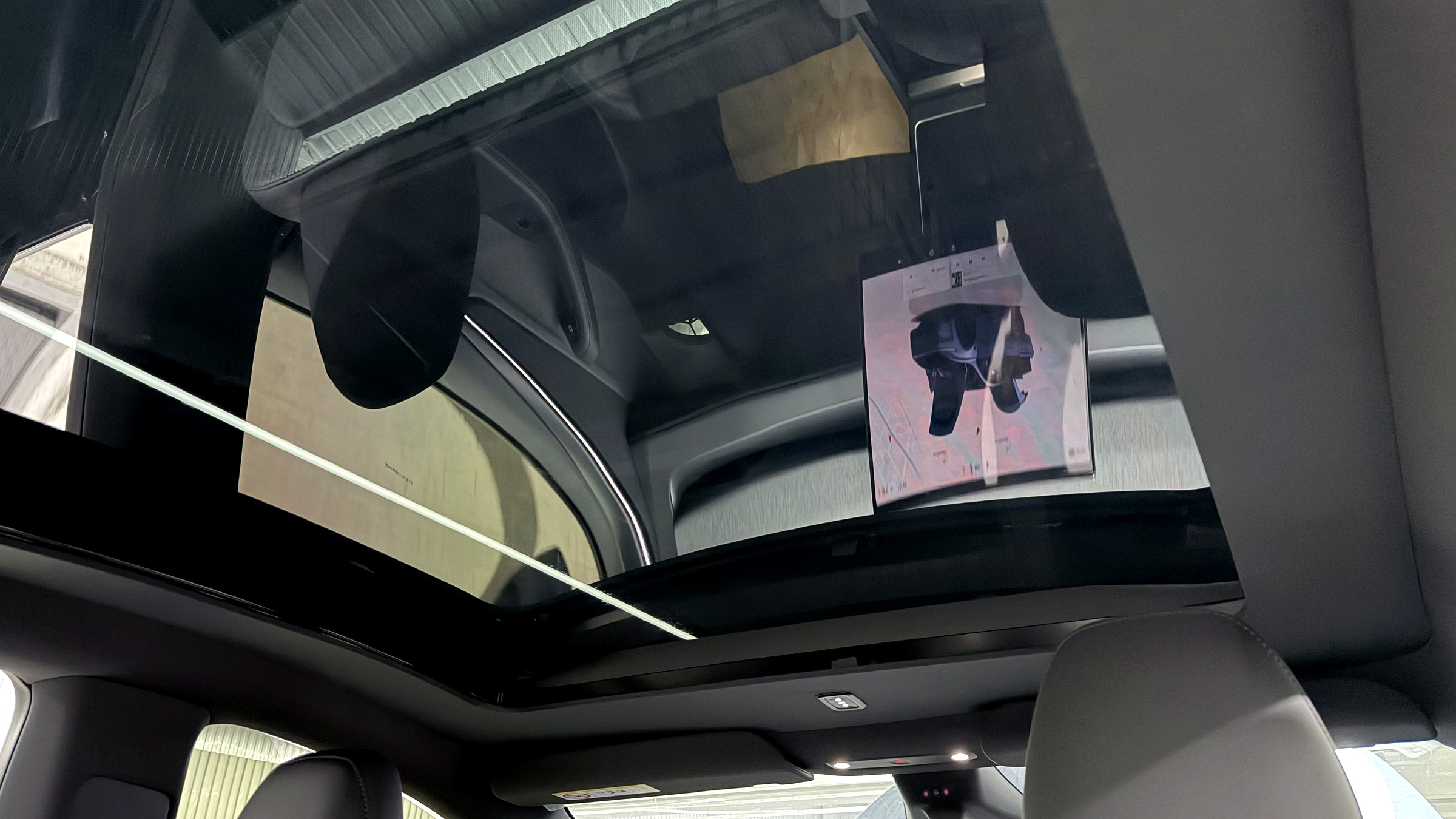 ม่านหลังคาไฟฟ้า Tesla เปิดเก็บแล้ว มองเห็นหลังคากระจกเต็มบาน