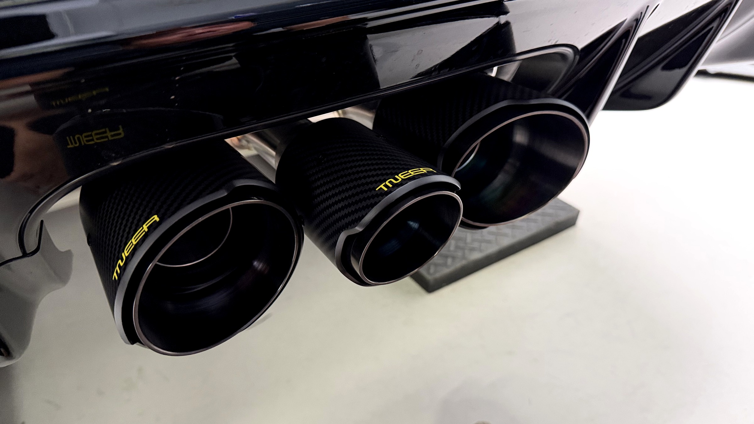 ปลายท่อคาร์บอน TNEER Civic Type-R FL5 มองจากมุมเฉียง